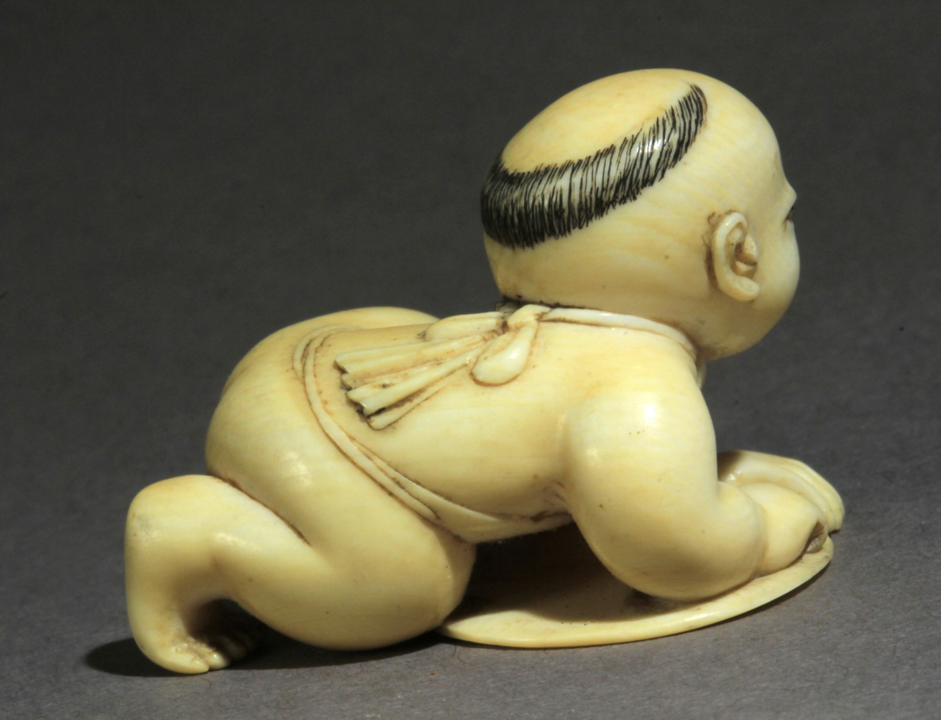 A late 19th century Japanese netsuke from Meiji period - Image 3 of 6