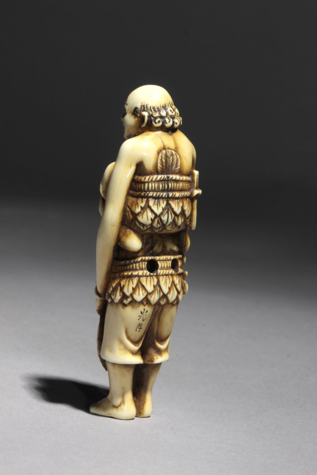 A mid 19th century Japanese netsuke from Meiji period - Image 3 of 6