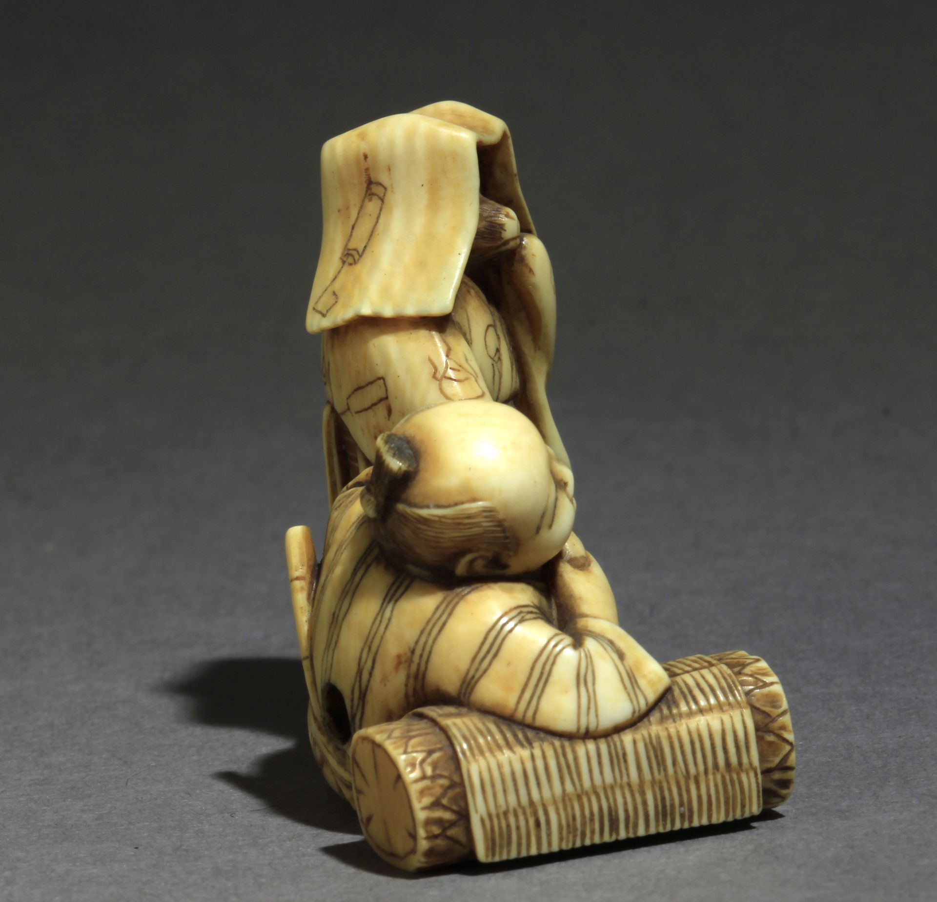 A mid 19th century Japanese netsuke from Meiji period - Image 5 of 7