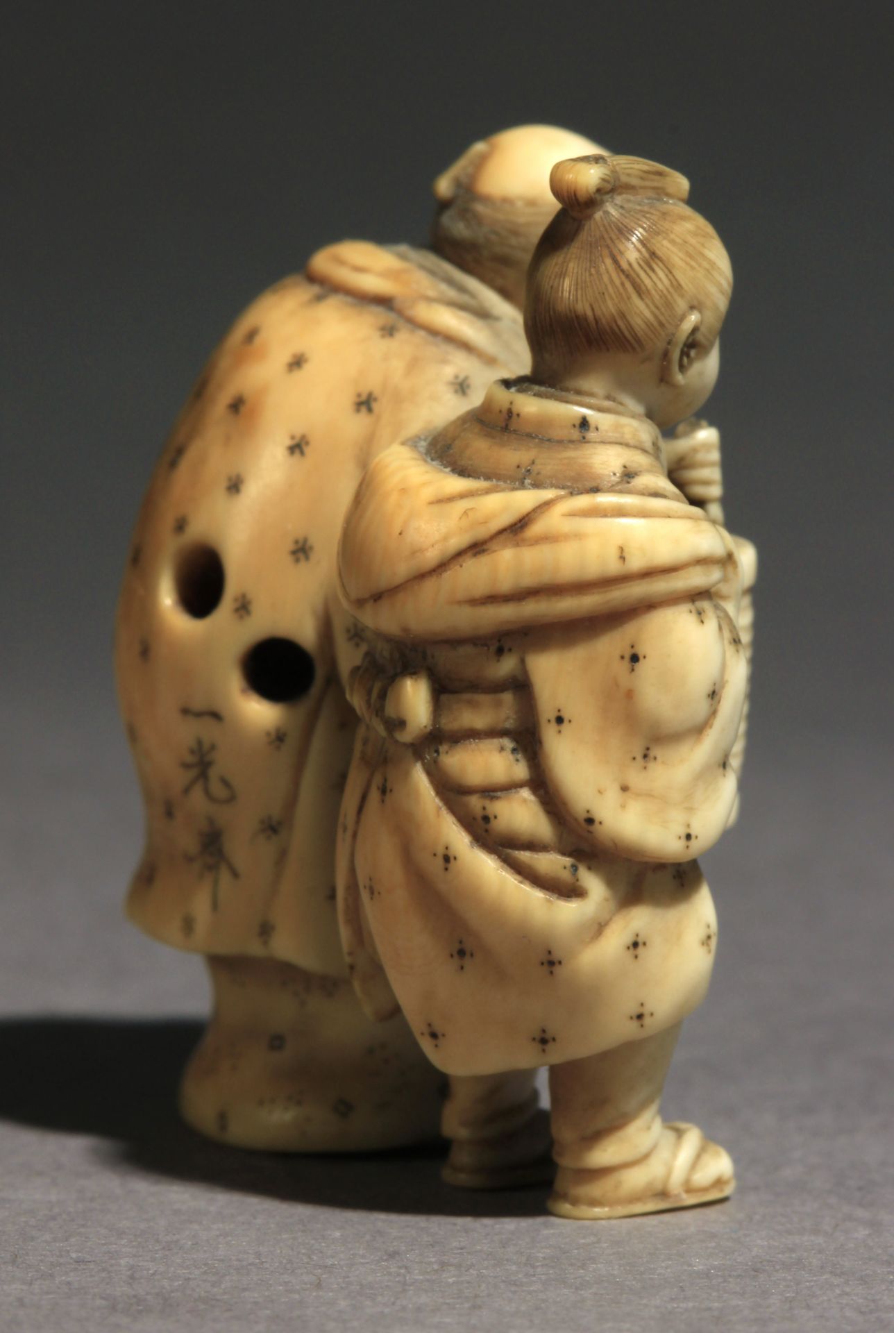 A mid 19th century Japanese netsuke from Edo-Meiji period - Image 5 of 7