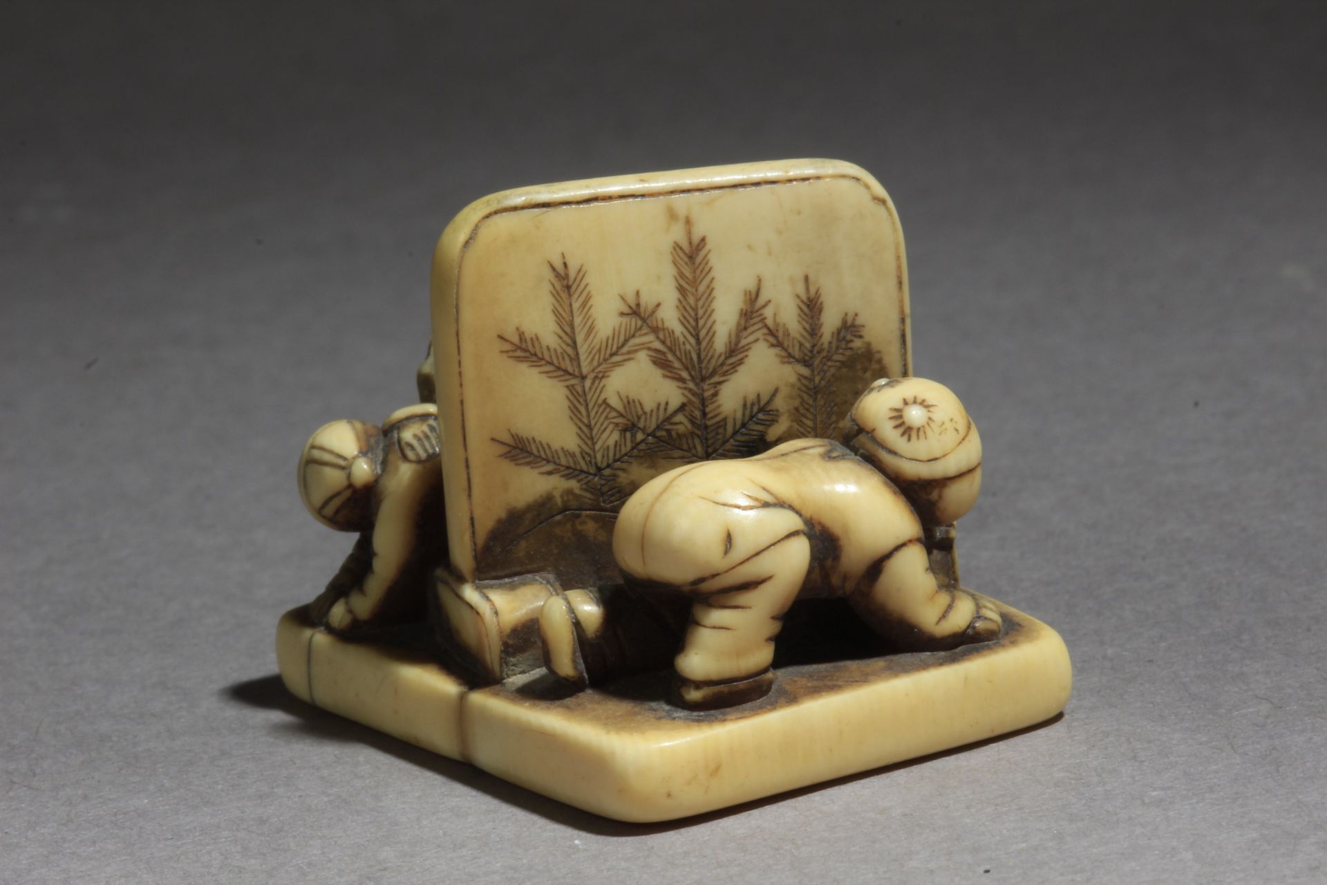 An early 19th century Japanese netsuke from Edo period - Image 5 of 6