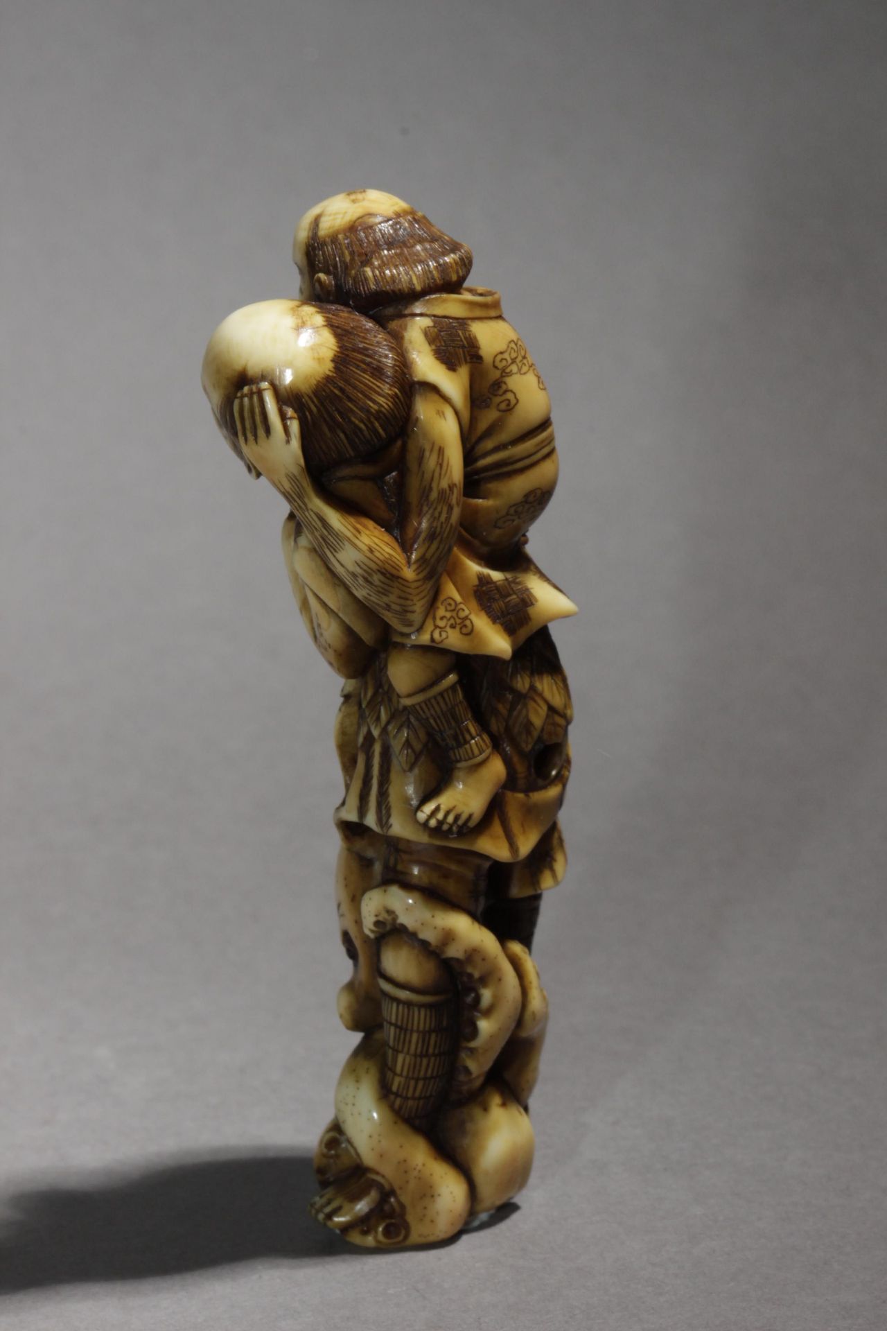 A mid 19th century Japanese netsuke from Edo period - Image 3 of 8