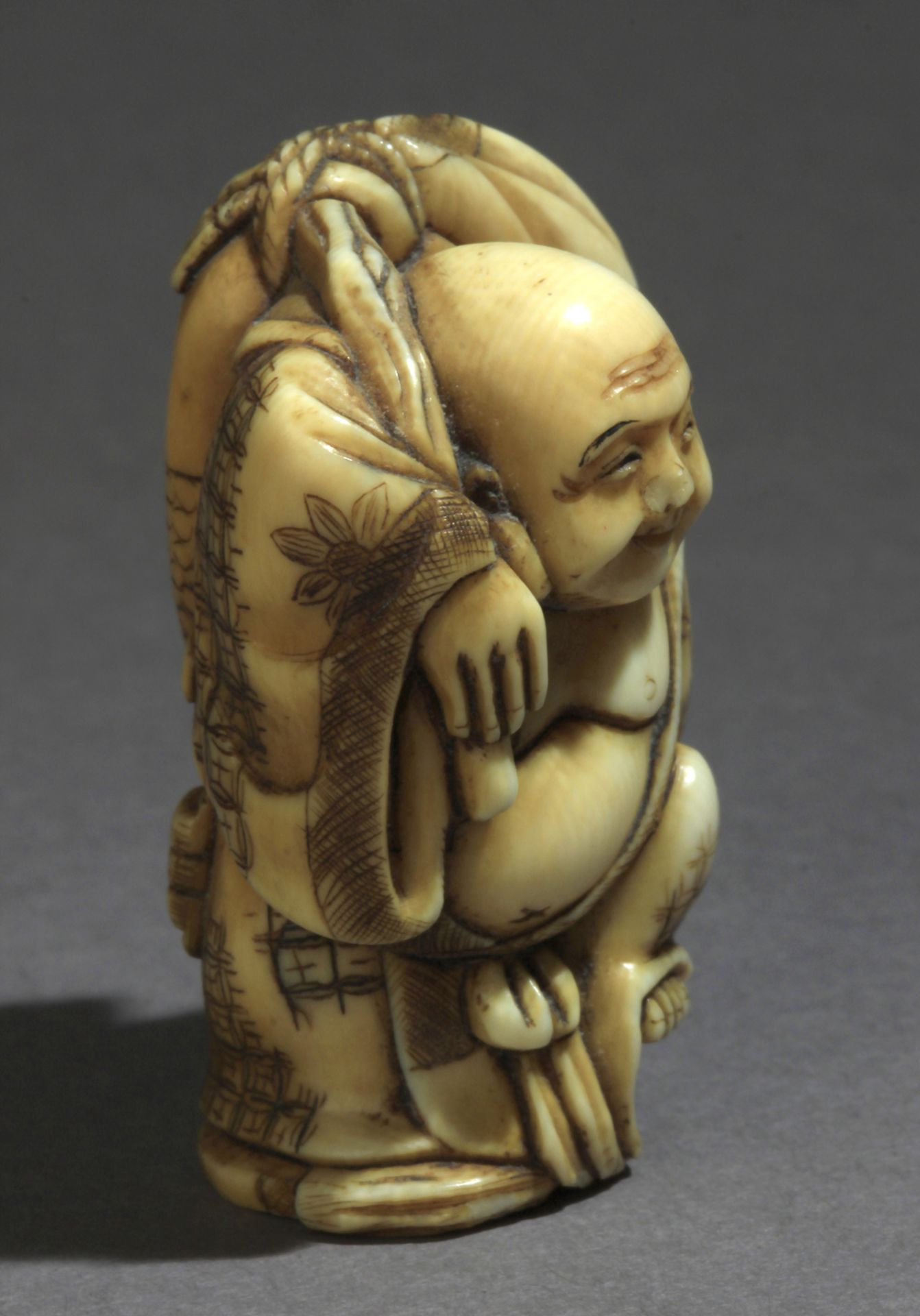 A 19th century Japanese netsuke from Meiji period - Image 6 of 7