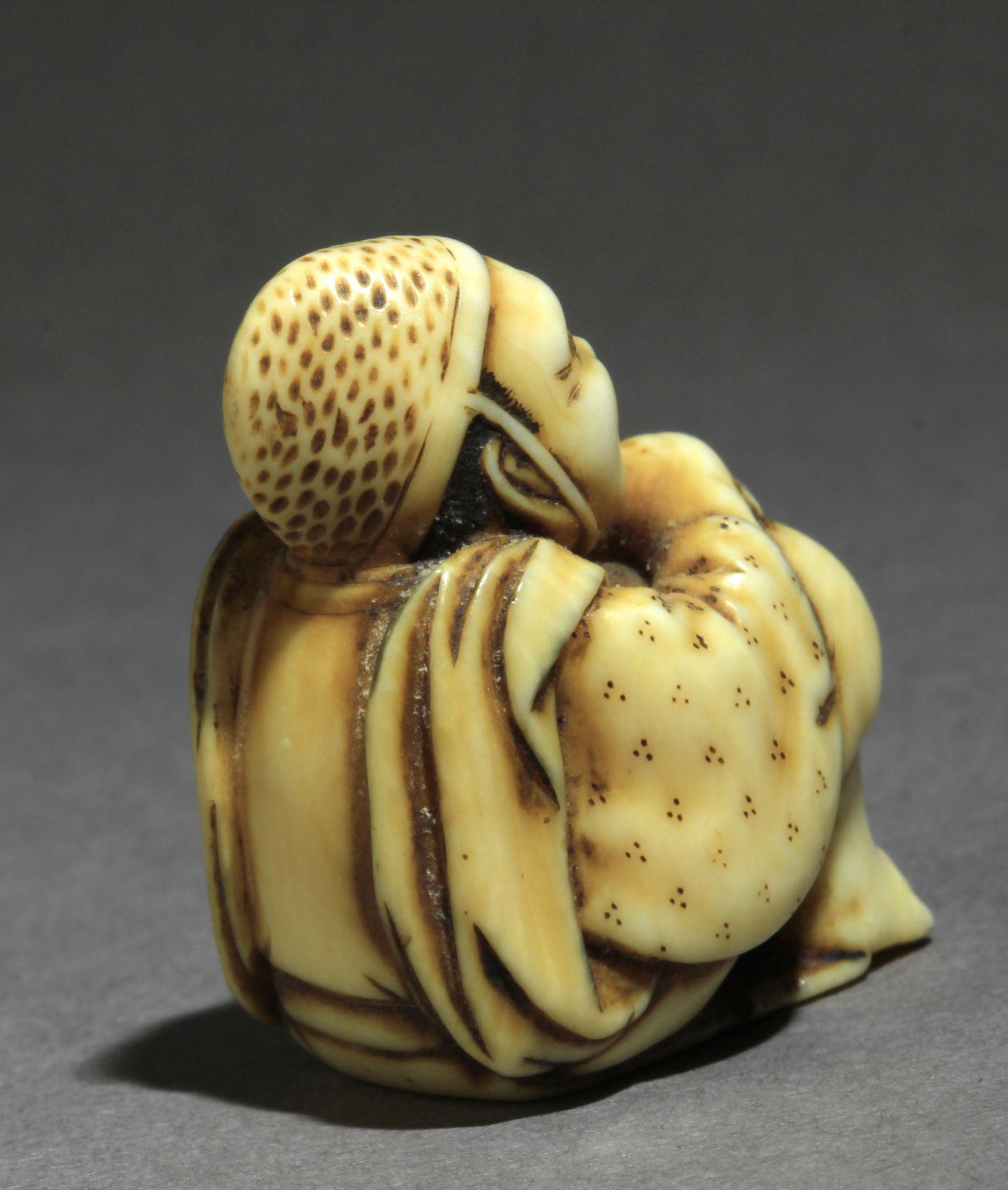 A mid 19th century Japanese netsuke from Edo period - Image 7 of 10