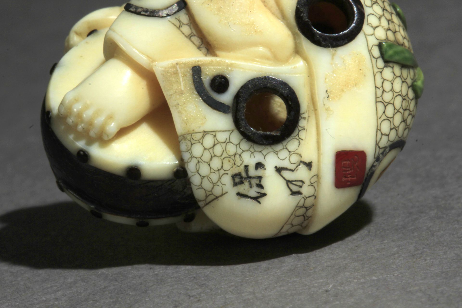 A Japanese mosaic type netsuke circa 1900 from Meiji period - Bild 7 aus 7