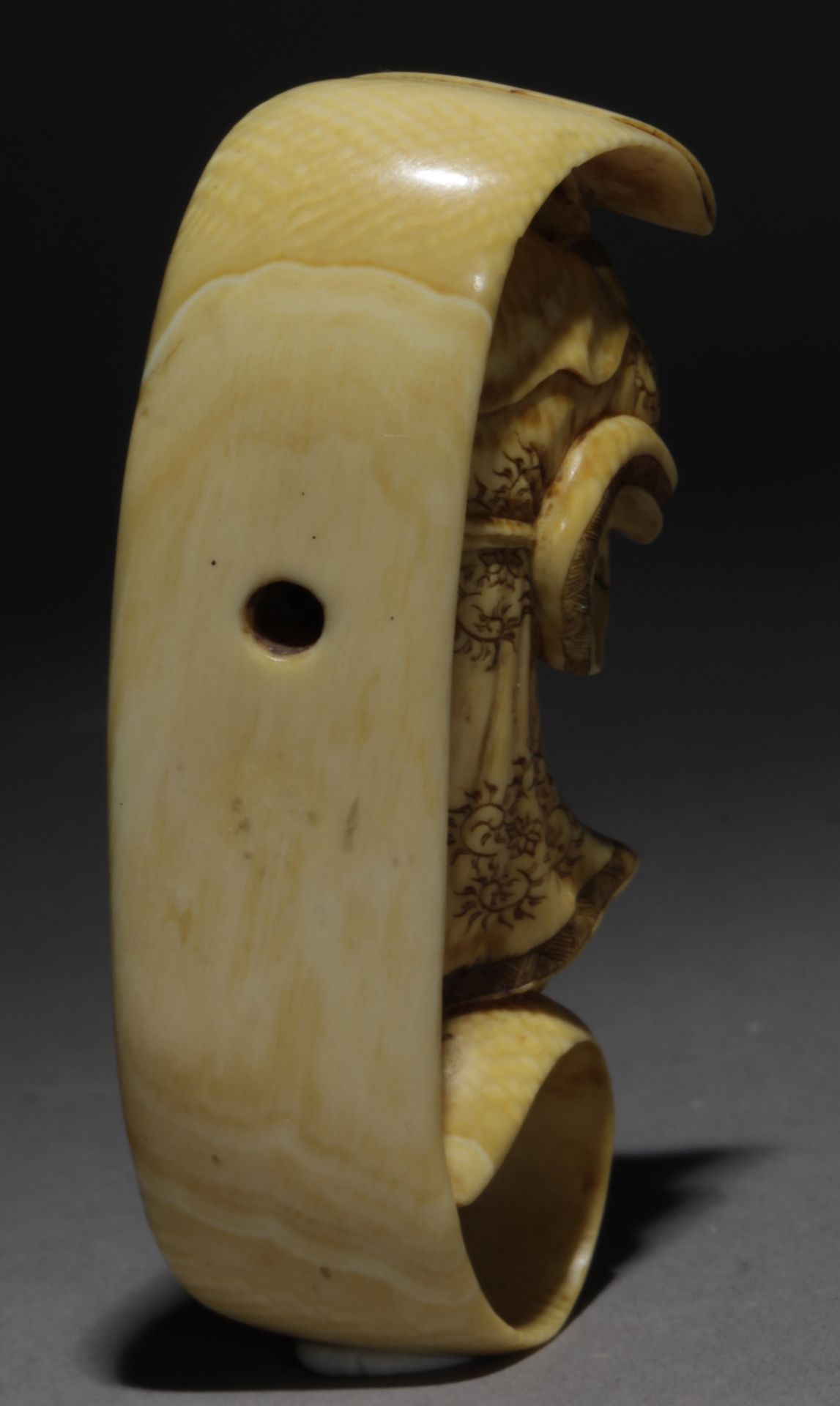 A mid 19th century Japanese netsuke from late Edo period - Image 3 of 7