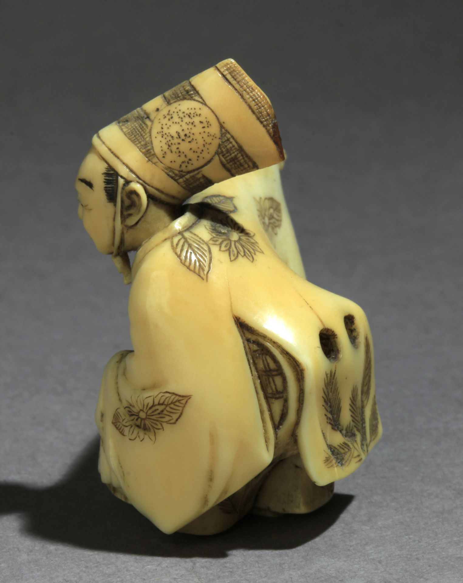A 19th century Japanese netsuke from Meiji period - Image 3 of 8