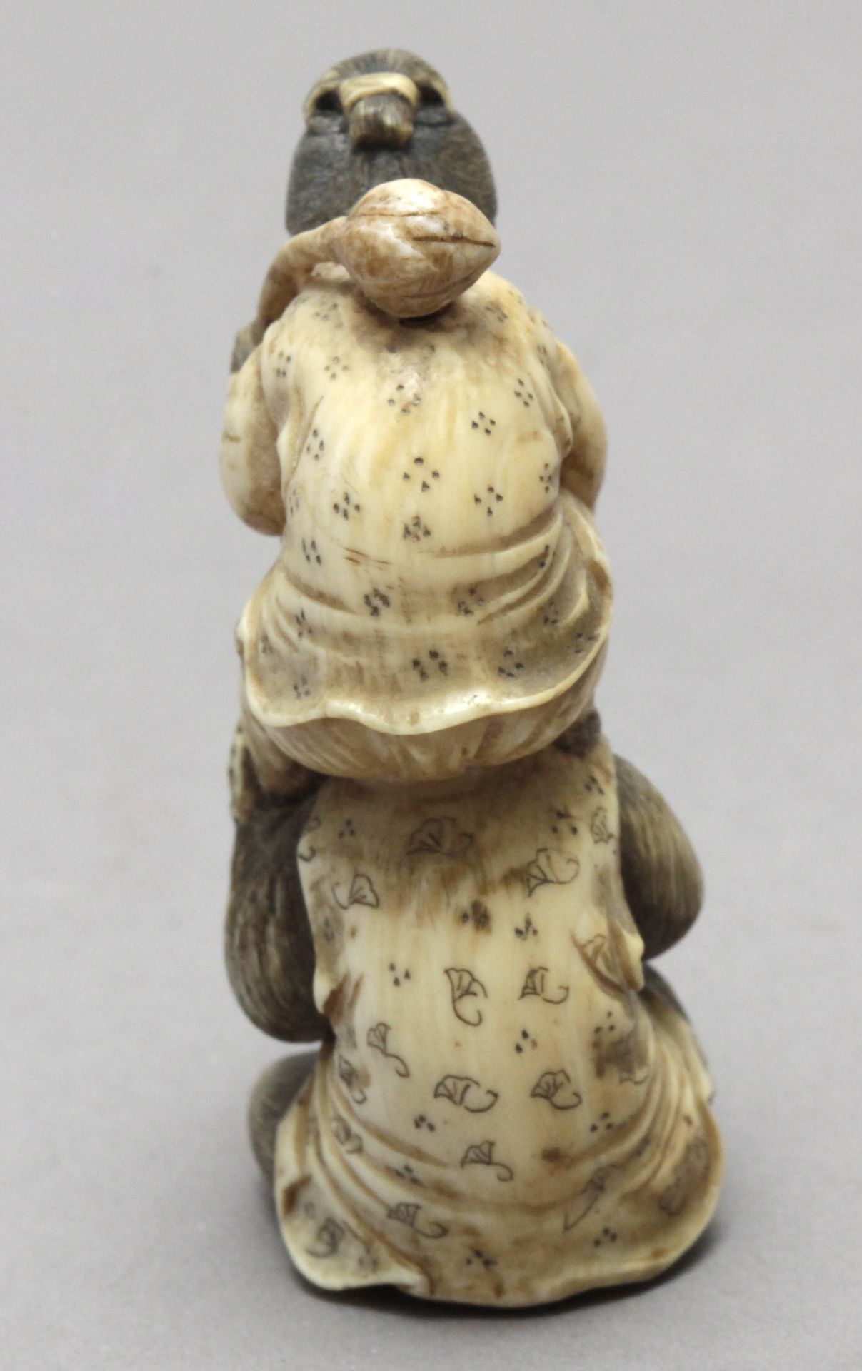 A mid 19th century Japanese netsuke - Bild 7 aus 11