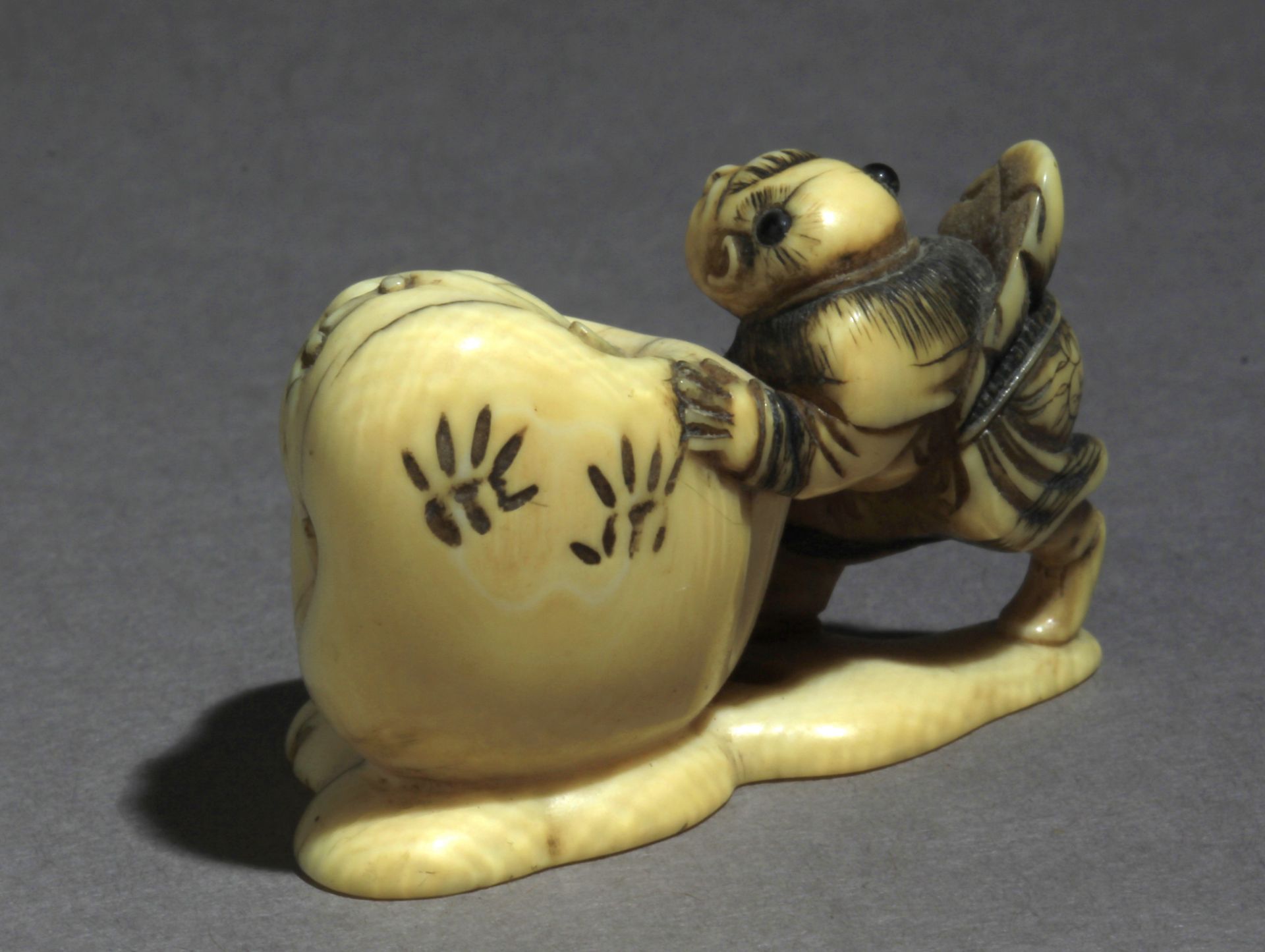 A 19th century Japanese netsuke from Edo period - Image 4 of 7