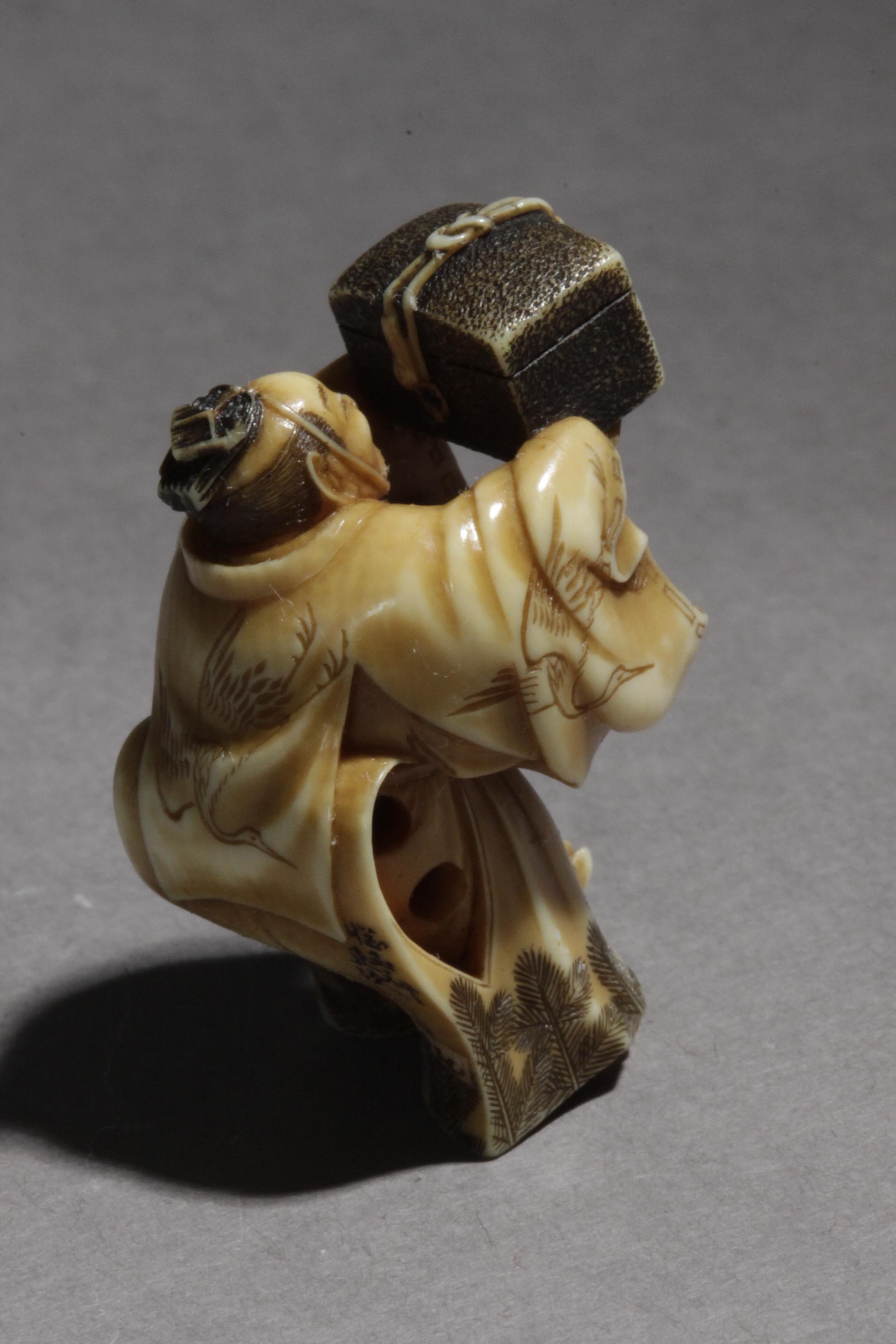 A 19th century Japanese netsuke from Meiji period - Image 4 of 15