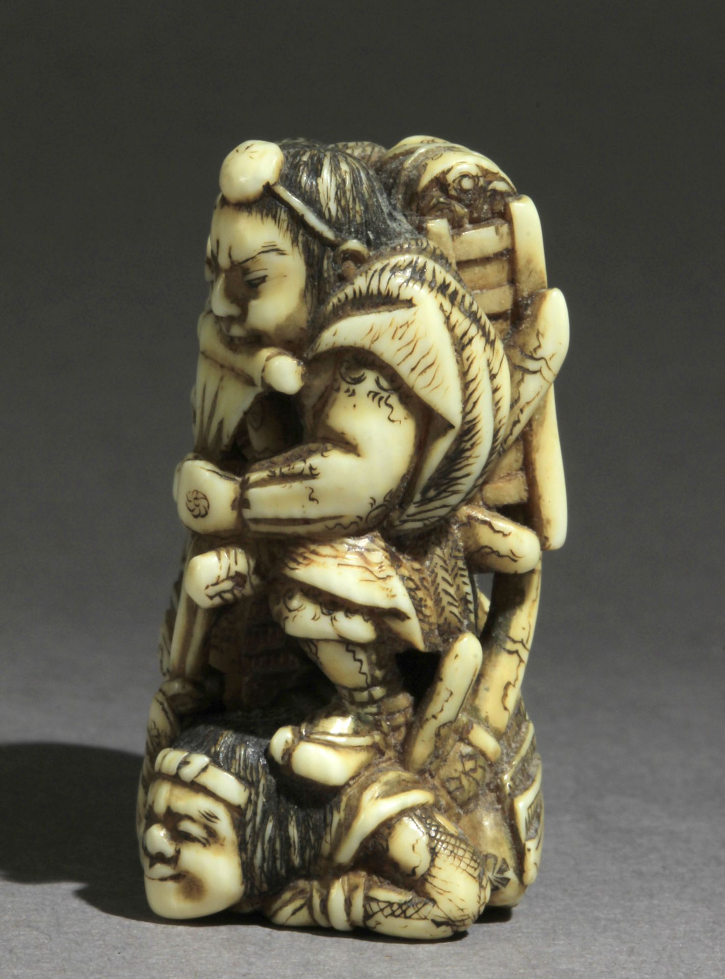 A 19th century Japanese netsuke - Image 2 of 7