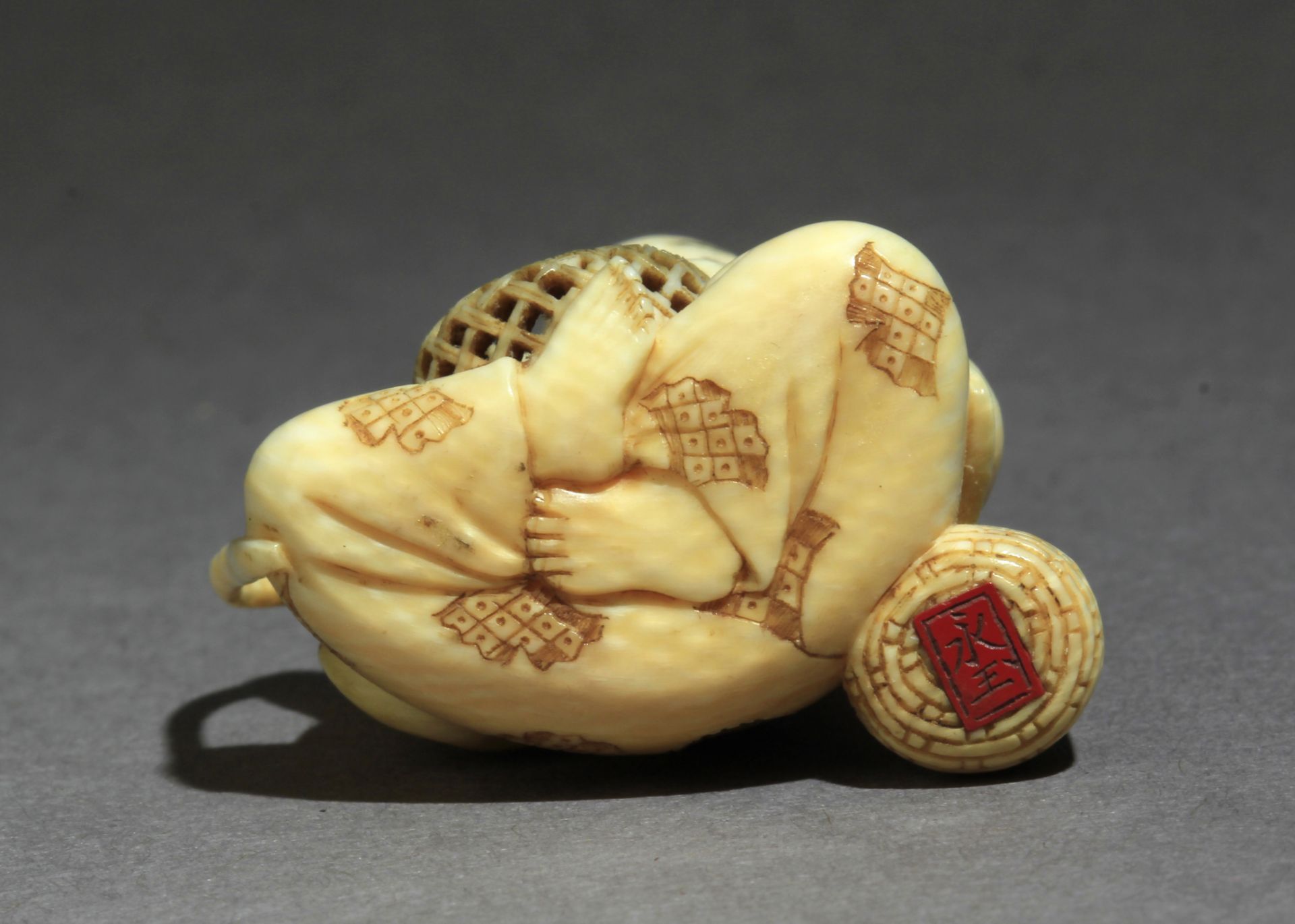 A Japanese netsuke circa 1860-1890 from Meiji period - Bild 7 aus 8