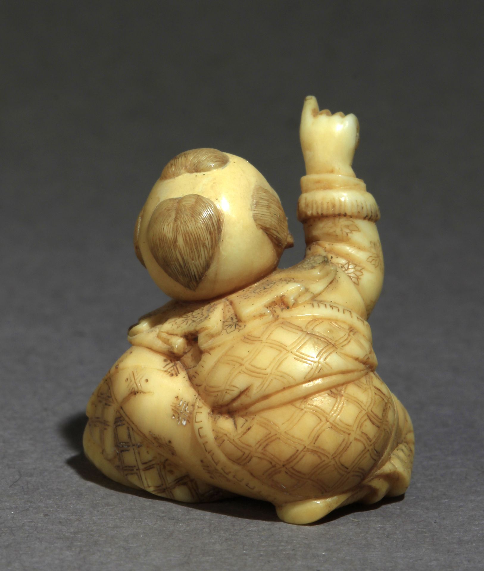 A late 19th century Japanese netsuke from Meiji period - Image 4 of 8