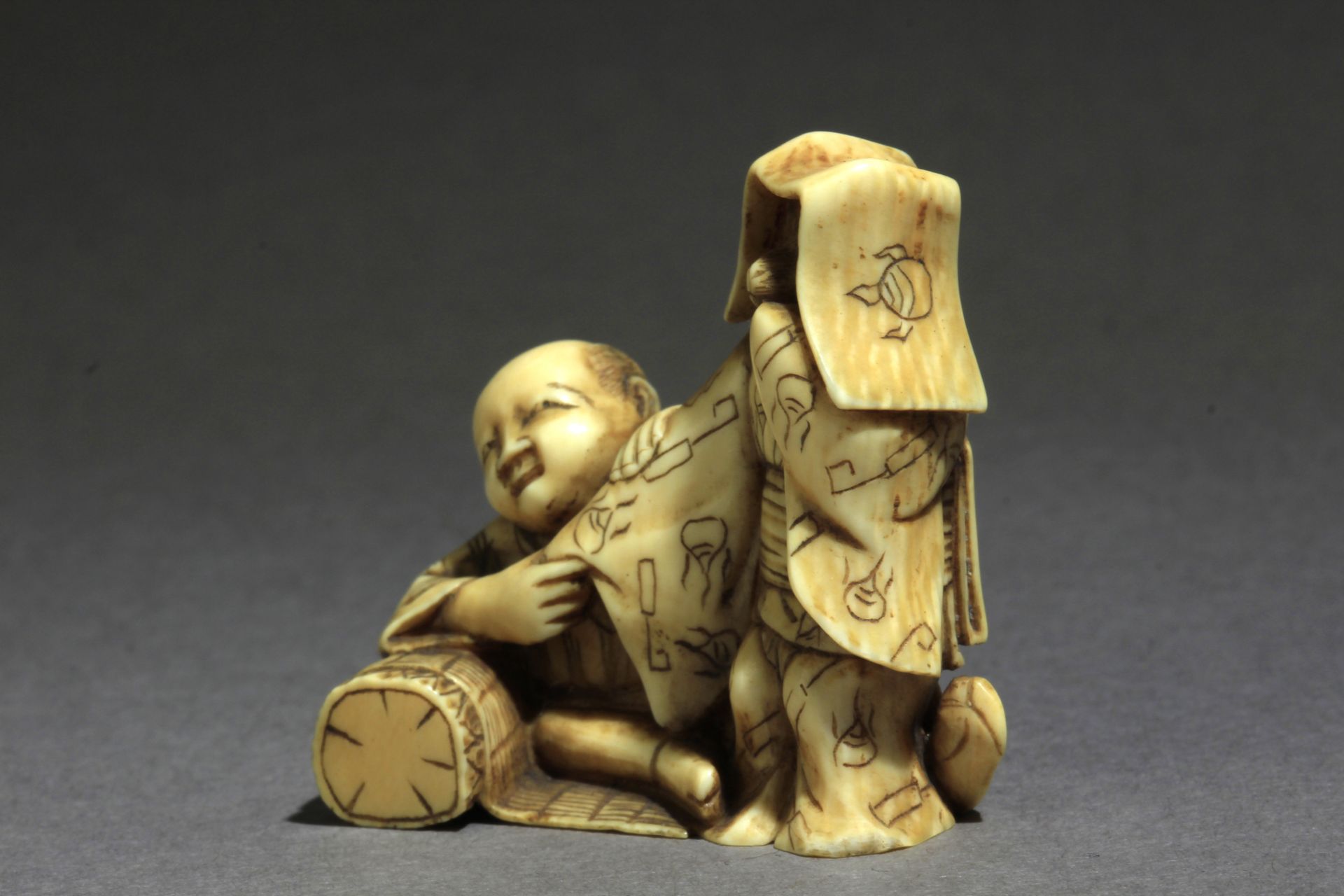 A mid 19th century Japanese netsuke from Meiji period - Image 2 of 7