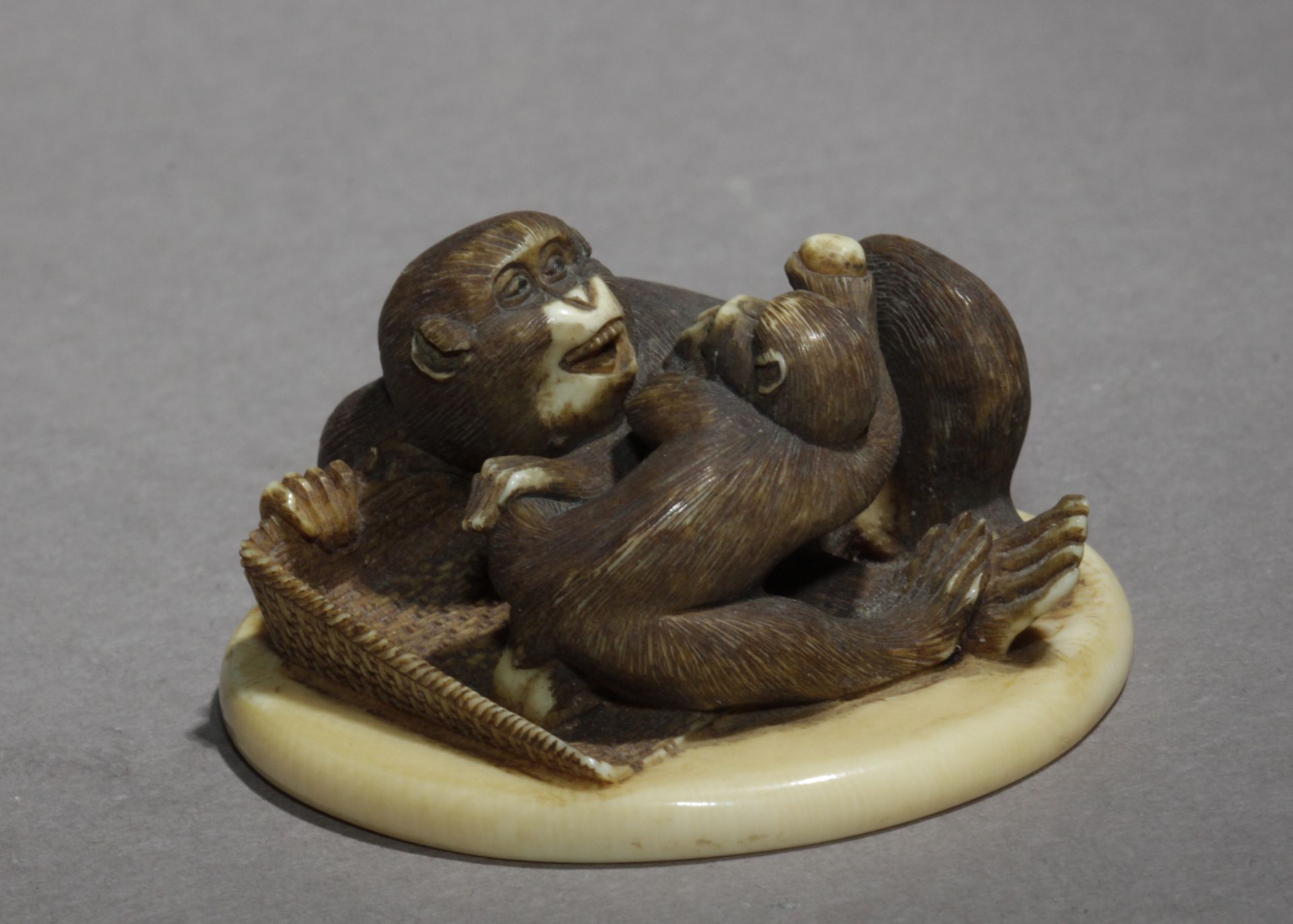 A late 19th century Japanese netsuke-okimono from Meiji period - Image 4 of 7