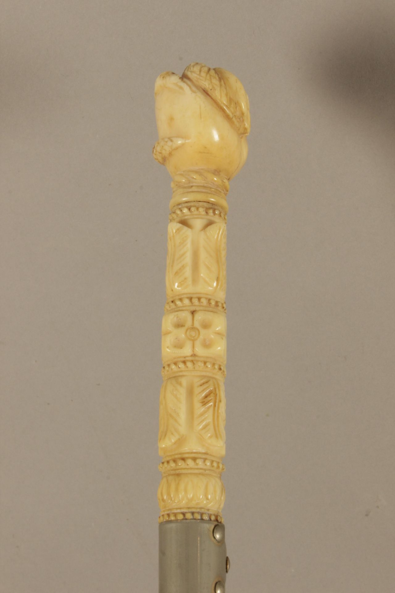 A 19th century probably Indian ivory handled walking stick - Bild 4 aus 4