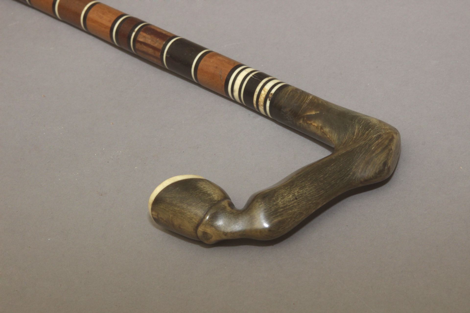 A 20th century wood, horn and bone sample walking cane - Bild 4 aus 7