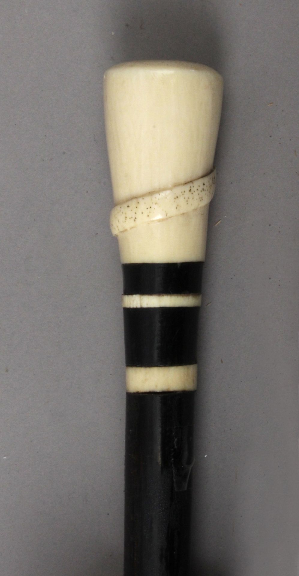 A 19th century European ivory handled walking stick - Bild 2 aus 3