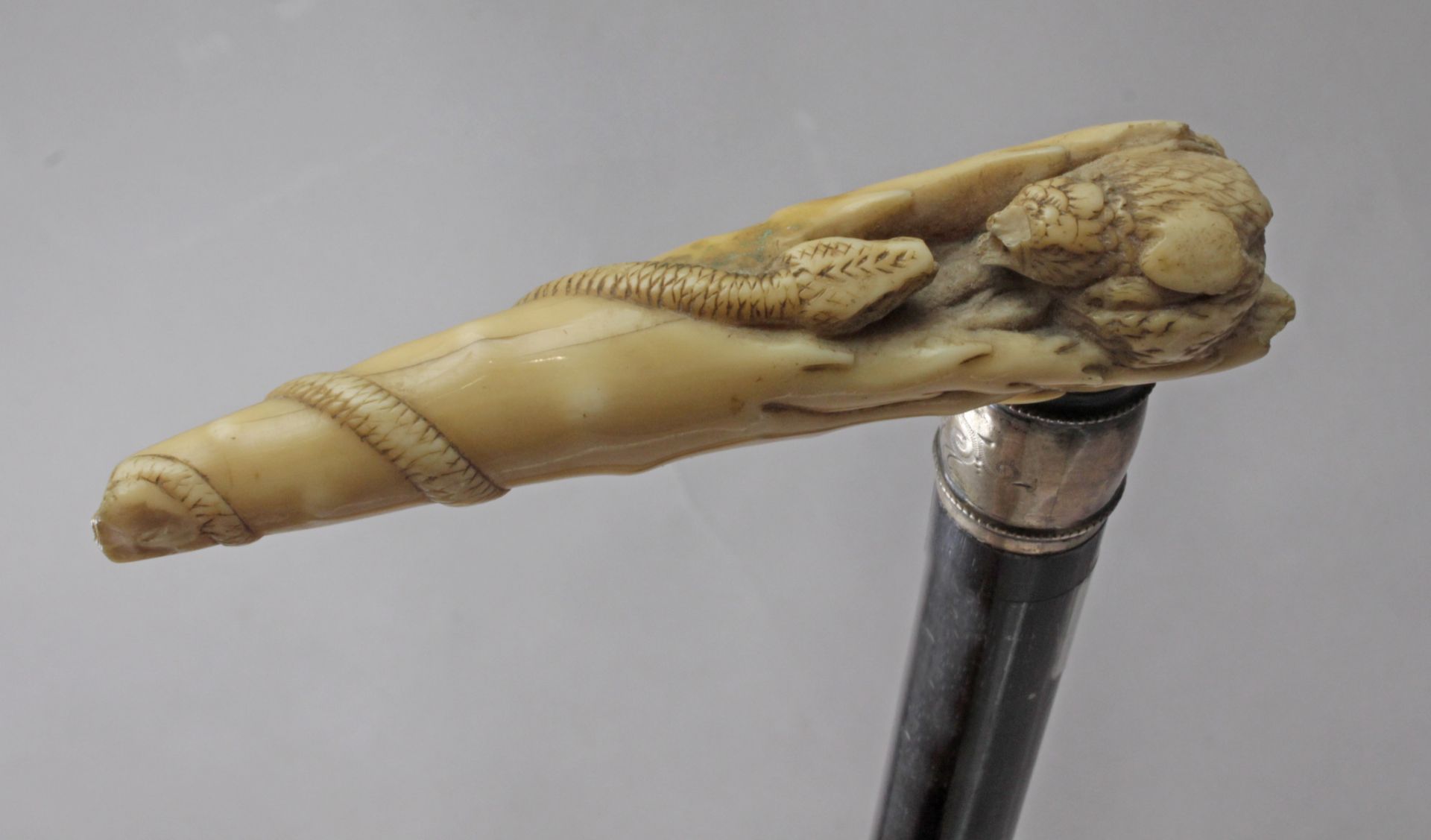 A 19th century probably English ivory handled walking stick - Bild 5 aus 6