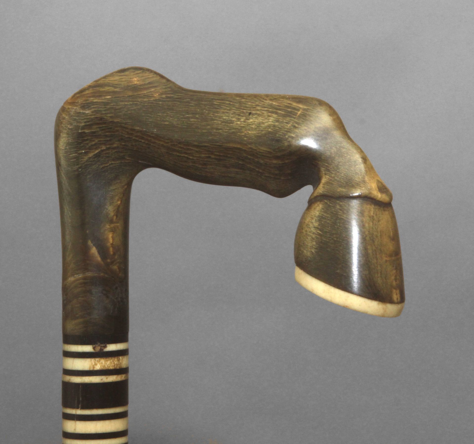 A 20th century wood, horn and bone sample walking cane - Bild 6 aus 7