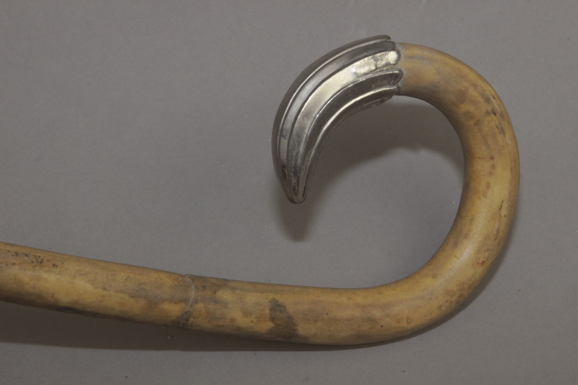 A wooden curved walking stick circa 1900 - Image 4 of 4