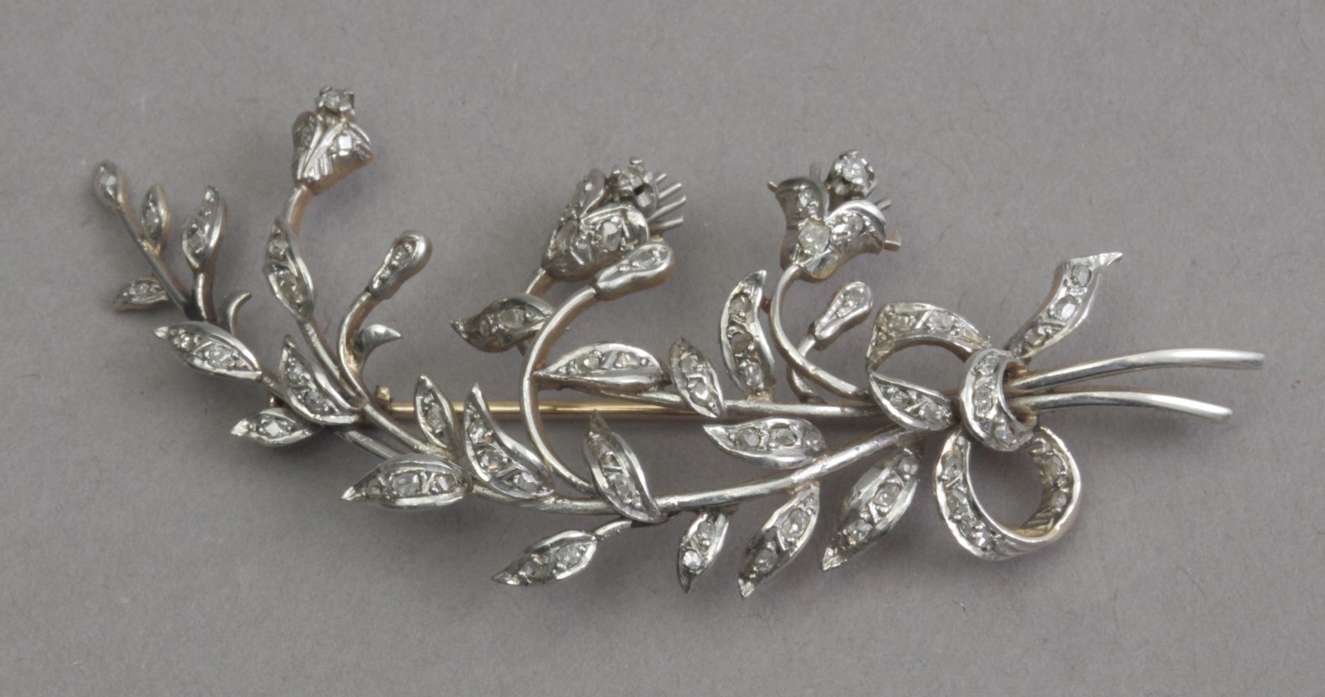 A first half of 20th century diamond brooch with a platinum flowery setting - Bild 2 aus 3