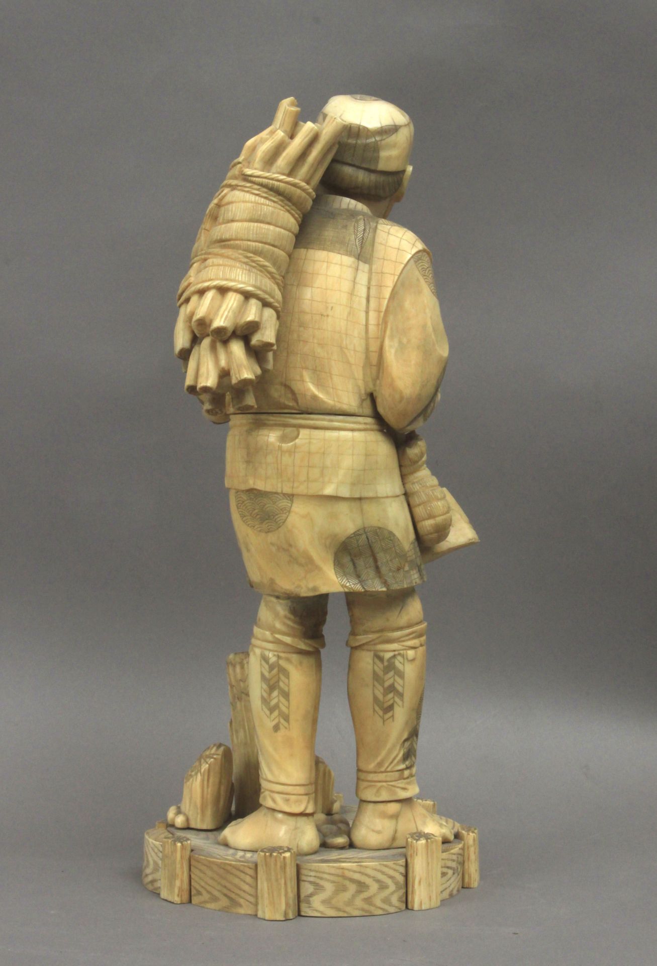 A 19th century Japanese okimono of a woodcutter - Bild 2 aus 4