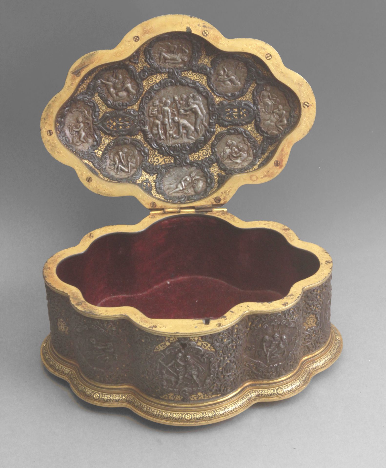 A 19th century Zuloaga style box from Toledo in damascene iron - Bild 2 aus 3