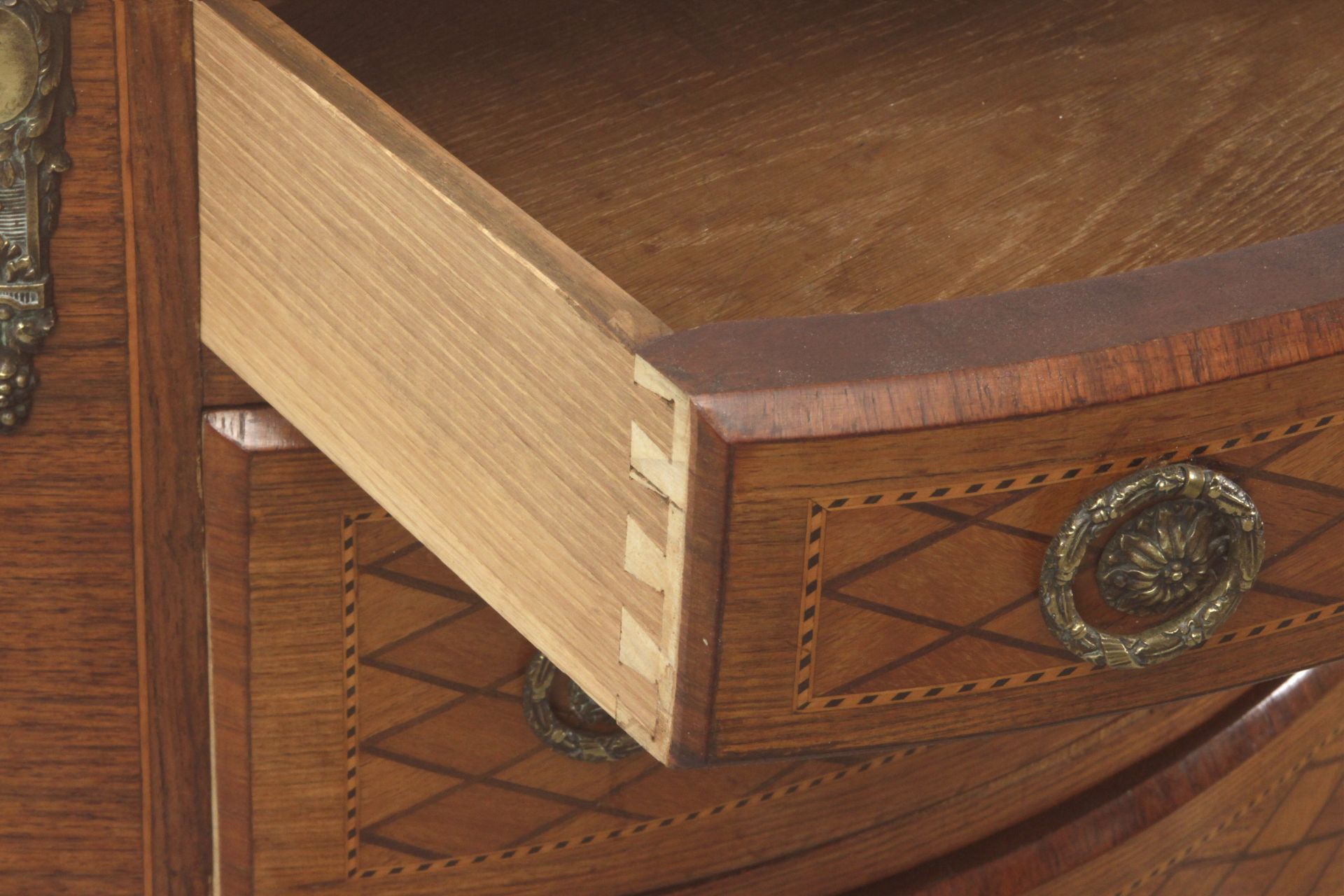 A Luis XVI walnut half moon chest of drawers circa 1800 - Bild 4 aus 5