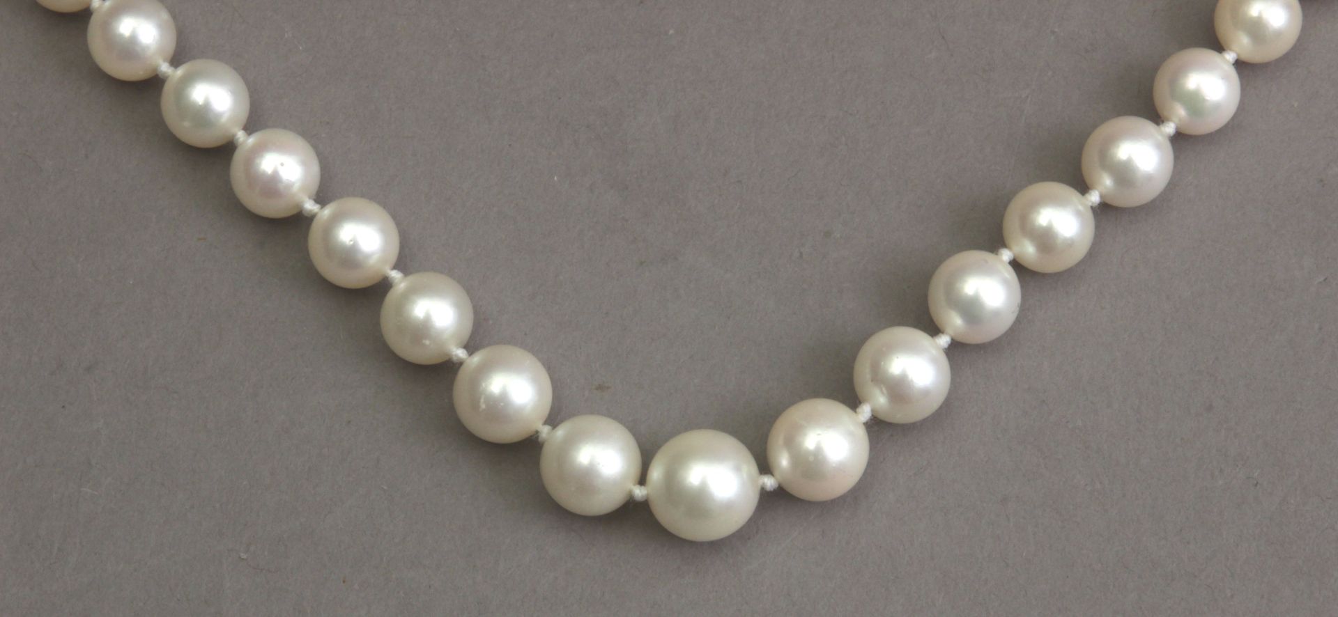 A cultured pearls necklace with a silver clasp - Bild 2 aus 2