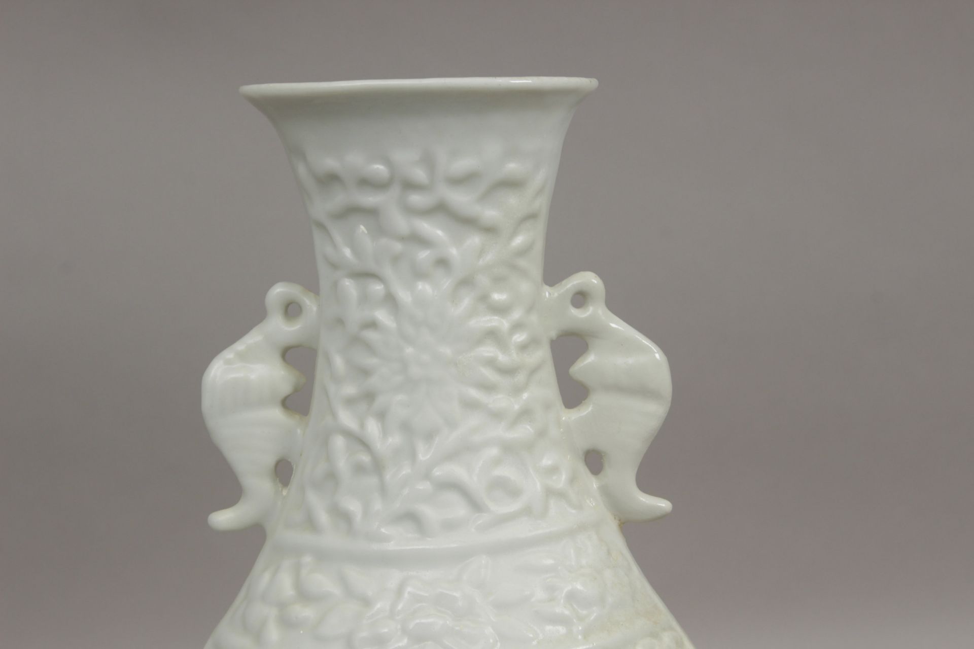 A 20th century Chinese vase in blanc de Chine porcelain - Bild 3 aus 4