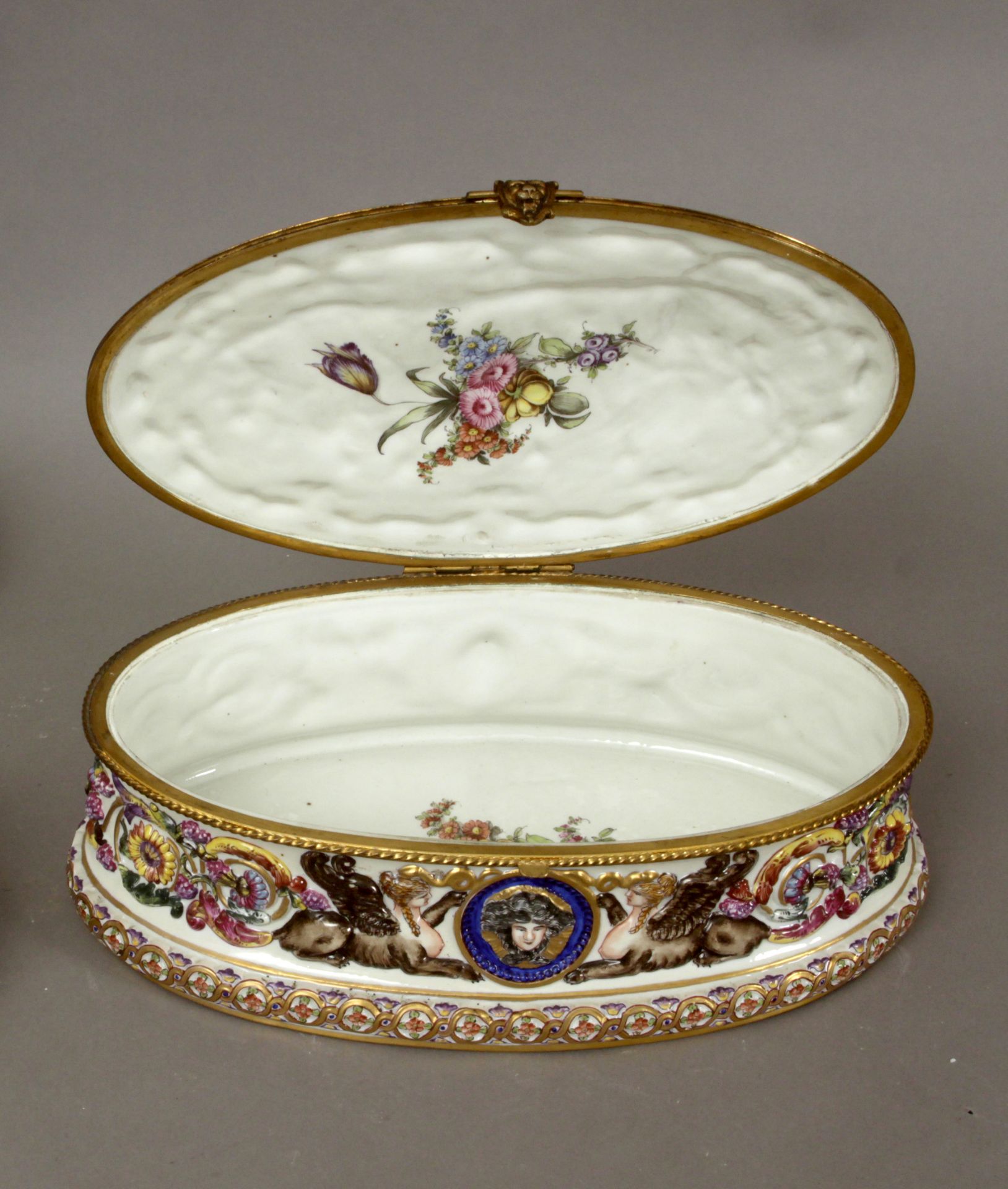 A 19th century Italian box in Capodimonte porcelain - Image 2 of 5