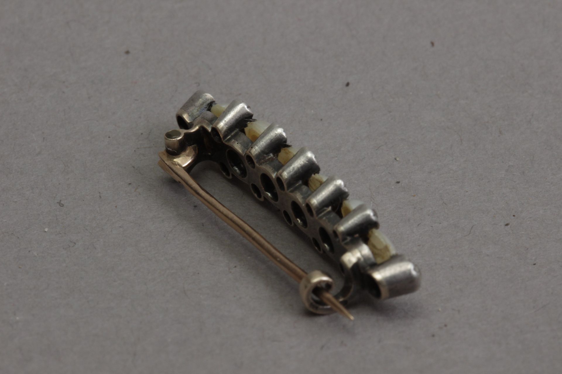 An early 20th century diamond and pearl tie pin in an 18k. gold and silver setting - Bild 2 aus 2