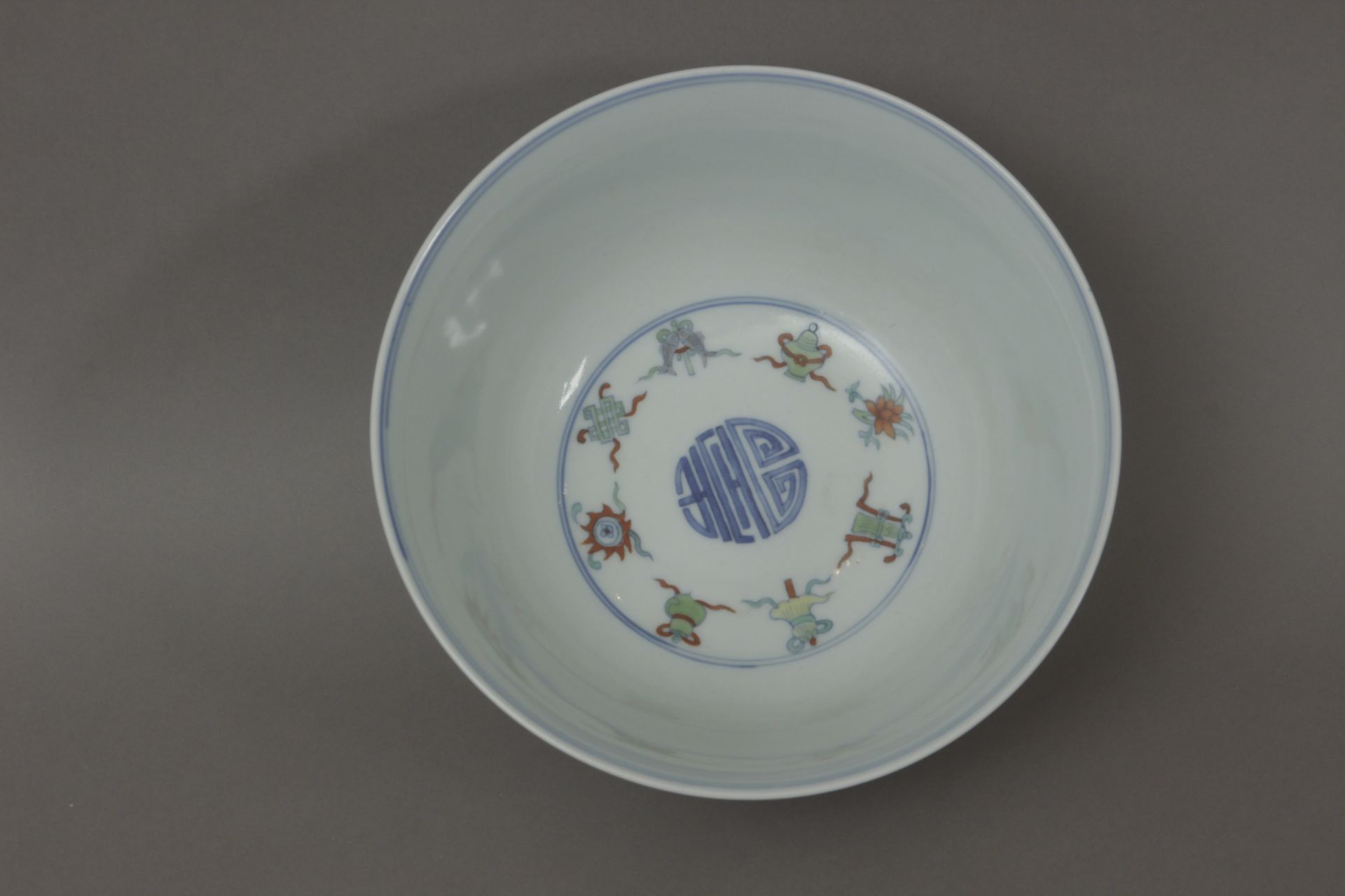 An early 20th century Chinese porcelain bowl - Bild 7 aus 7