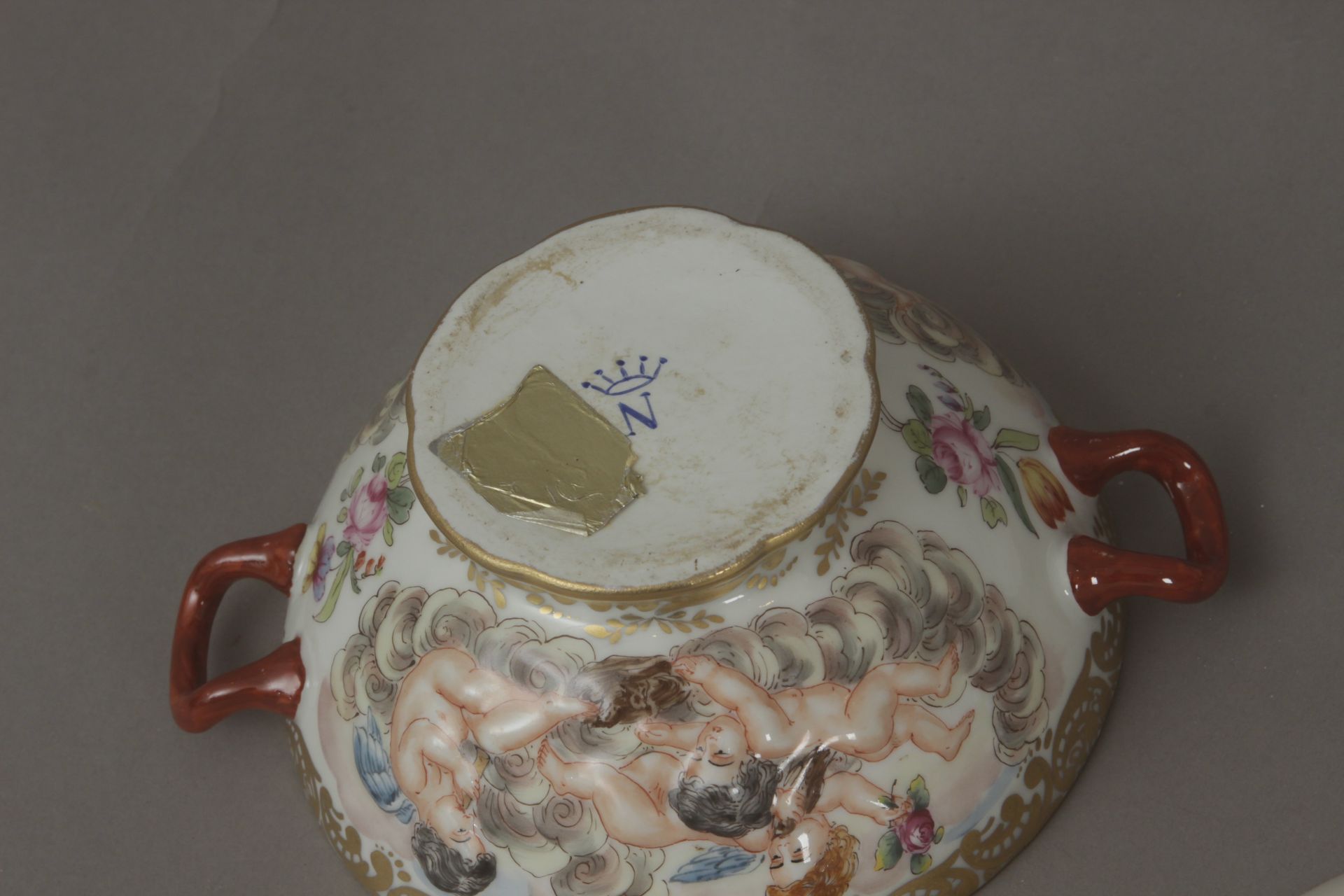 A 19th century Italian container in Capodimonte porcelain - Image 5 of 5