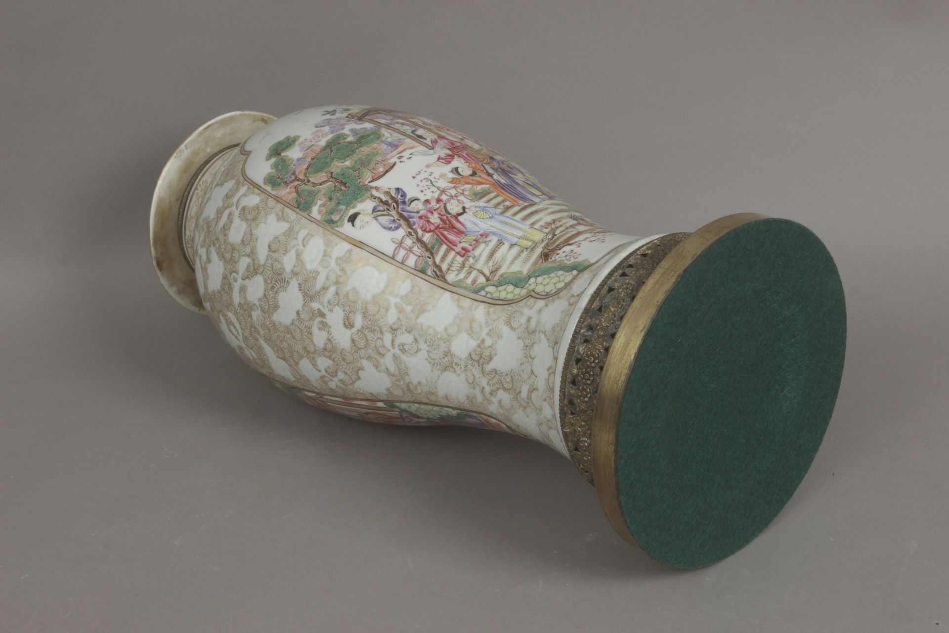 A Chinese porcelain vase possibly from 18th century - Bild 4 aus 4