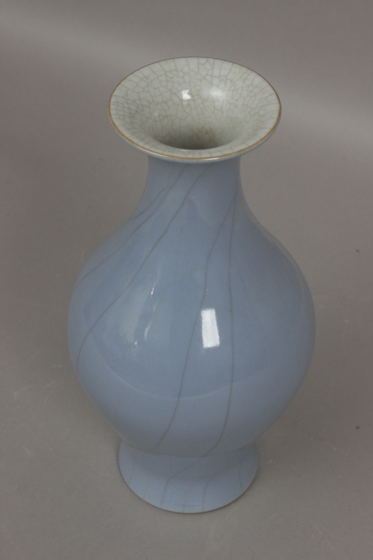 An early 20th century Chinese porcelain vase - Bild 2 aus 5