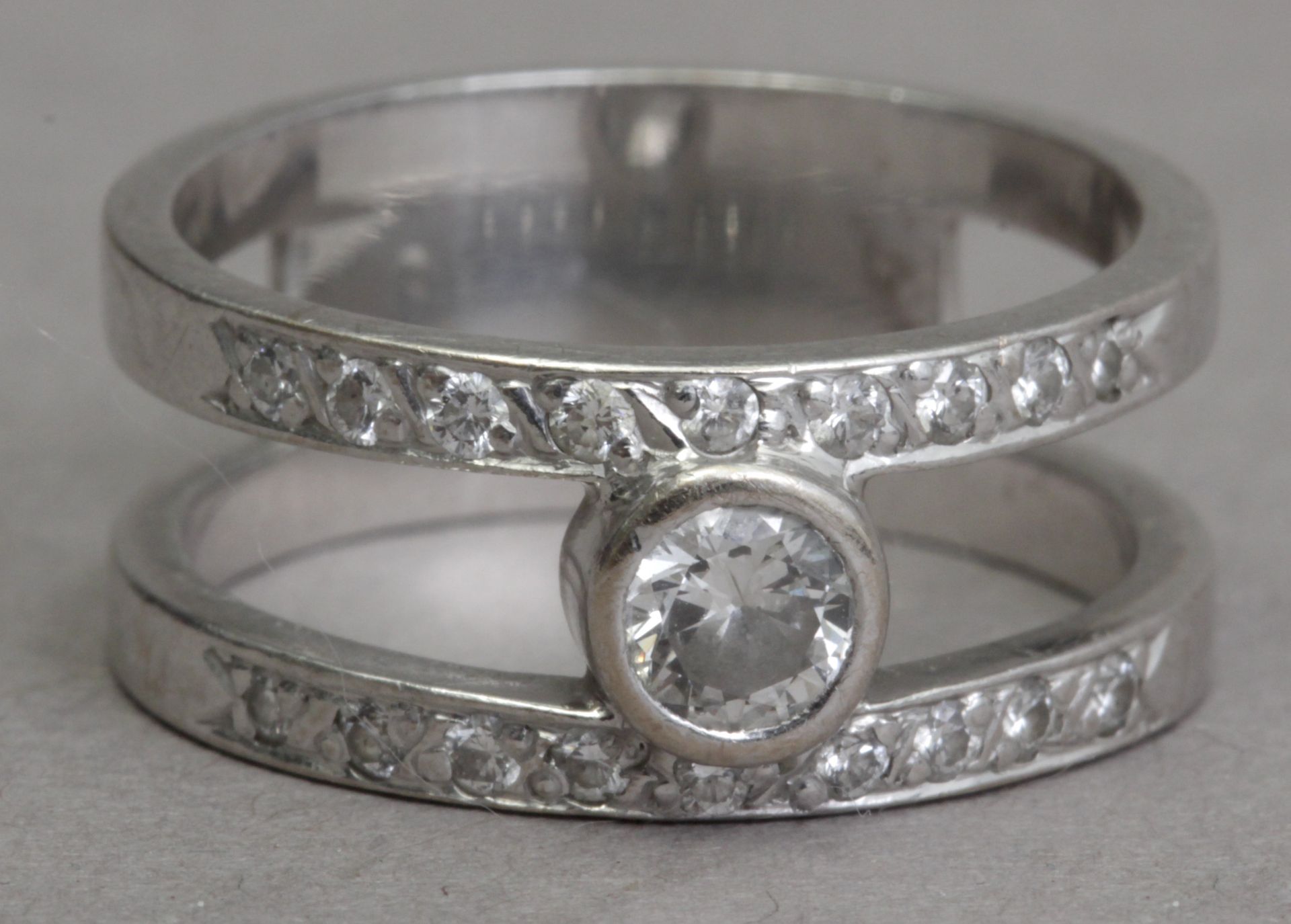 A diamond ring with a white gold setting - Image 3 of 3