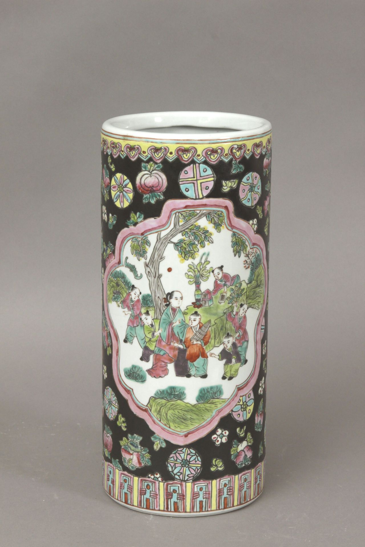 A 20th century Famille Noire porcelain brush pot - Bild 2 aus 6