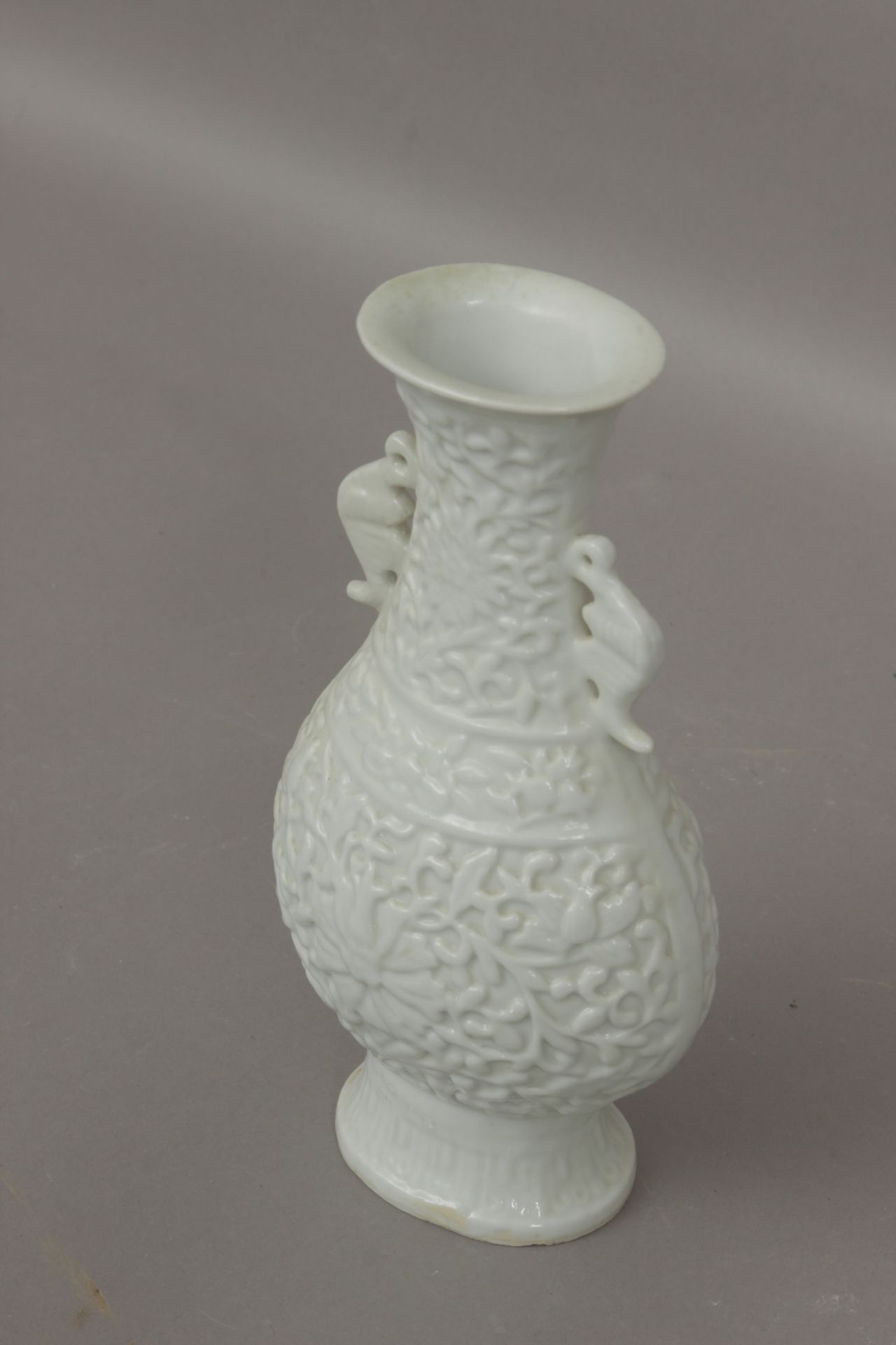 A 20th century Chinese vase in blanc de Chine porcelain - Bild 2 aus 4