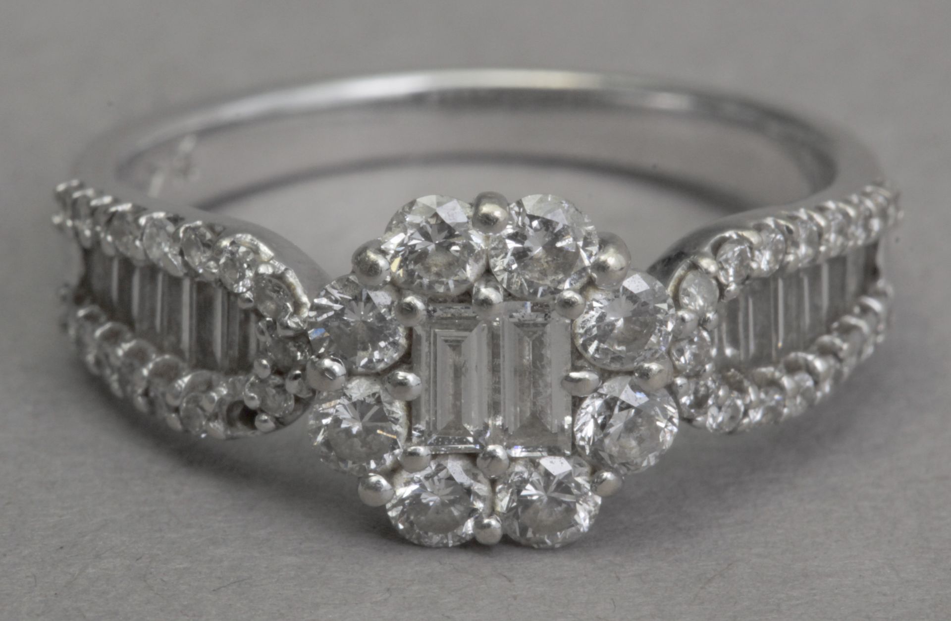 A diamond cluster ring in an 18k. white gold setting - Bild 3 aus 3