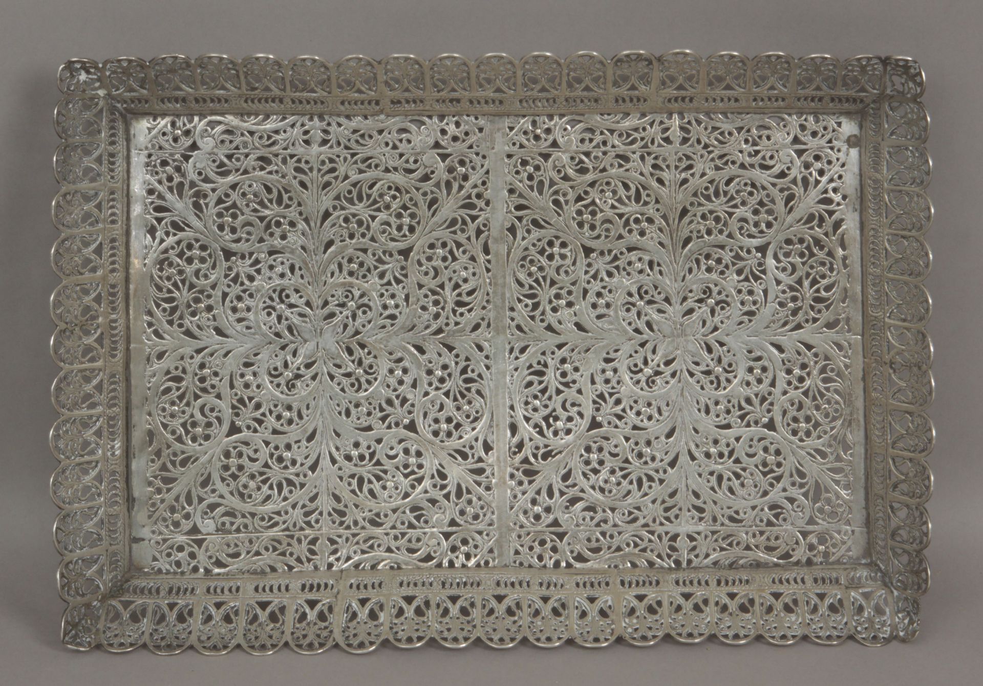 An 18th-19th centuries Indian tray from Goa in silver filigree - Bild 2 aus 3