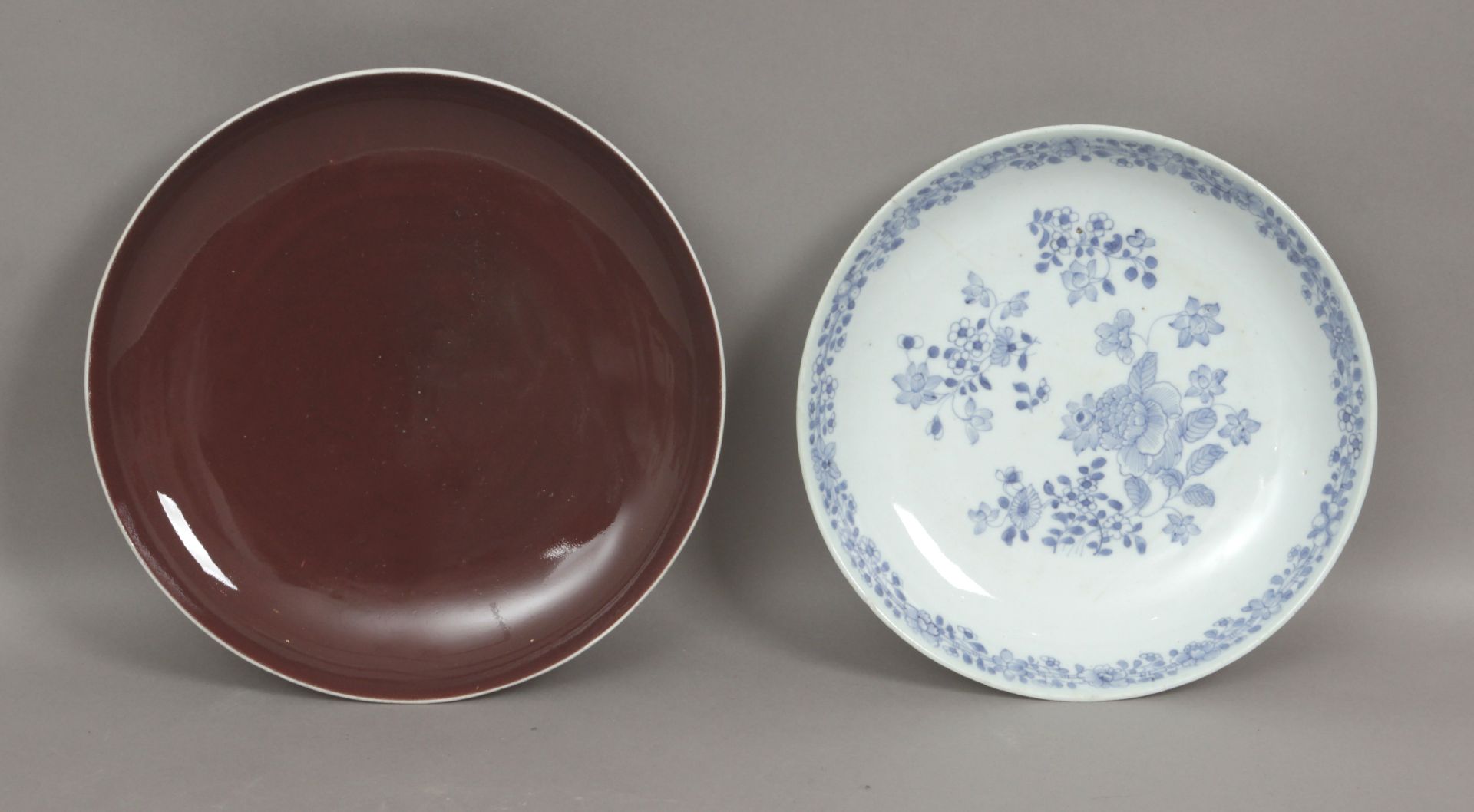 A pair of 20th century Chinese porcelain dishes