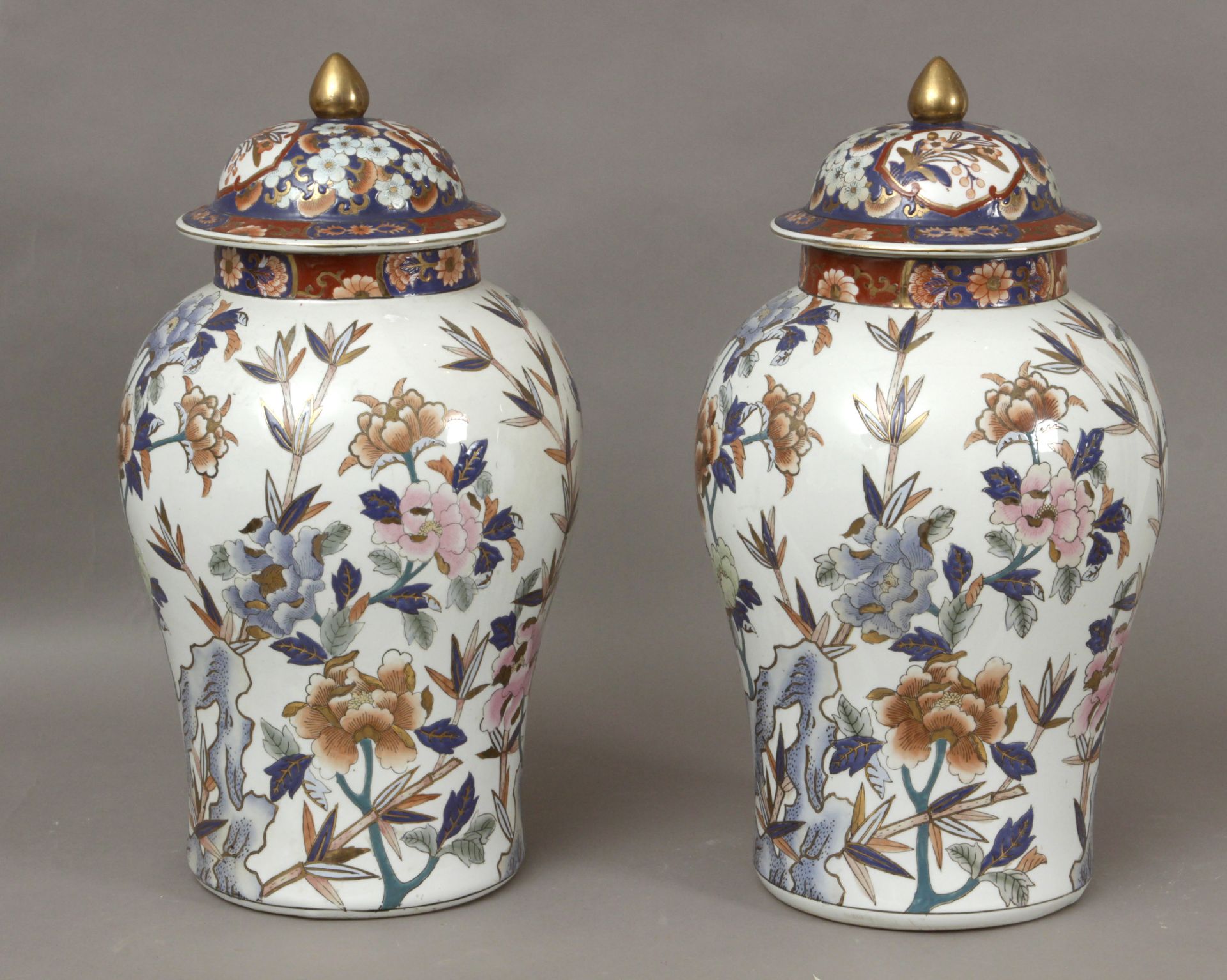 A pair of 20th century Chinese vases and covers in Imari porcelain - Bild 2 aus 4