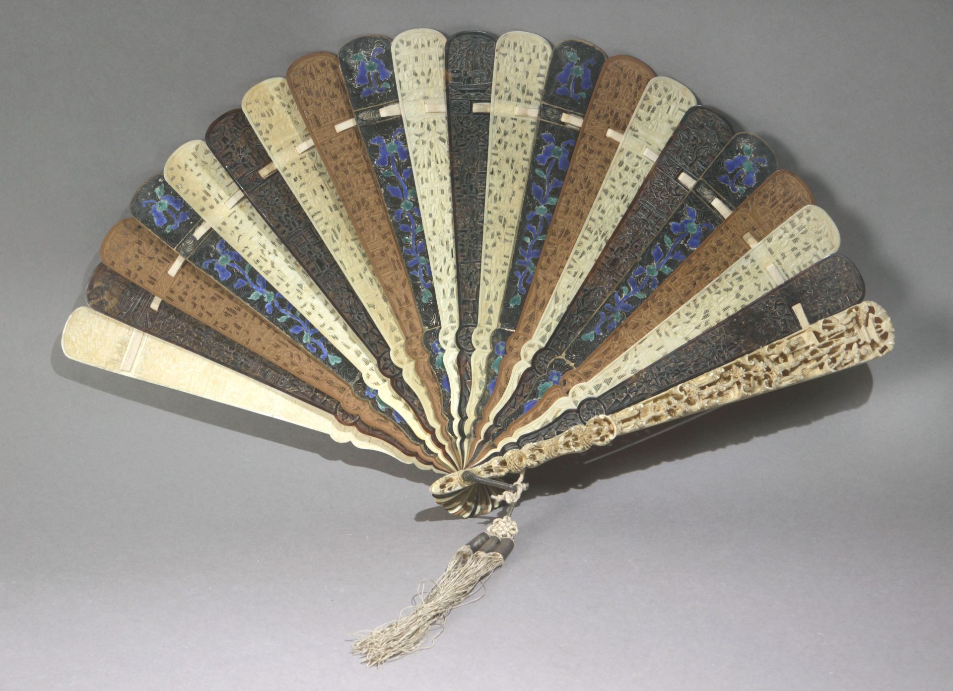 A late 19th century Chinese fan from Canton - Bild 2 aus 3