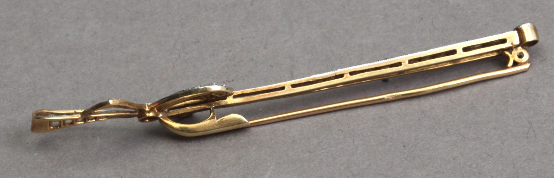 An early 20th century Belle Époque diamond tie pin with an 18 k. yellow gold and platinum setting - Image 4 of 4