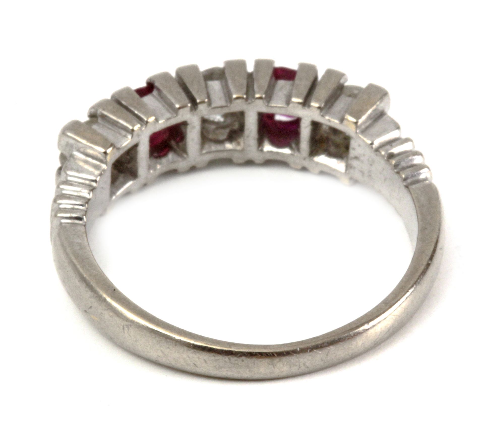 A five stone ruby and diamond ring with an 18k. white gold setting - Bild 3 aus 3