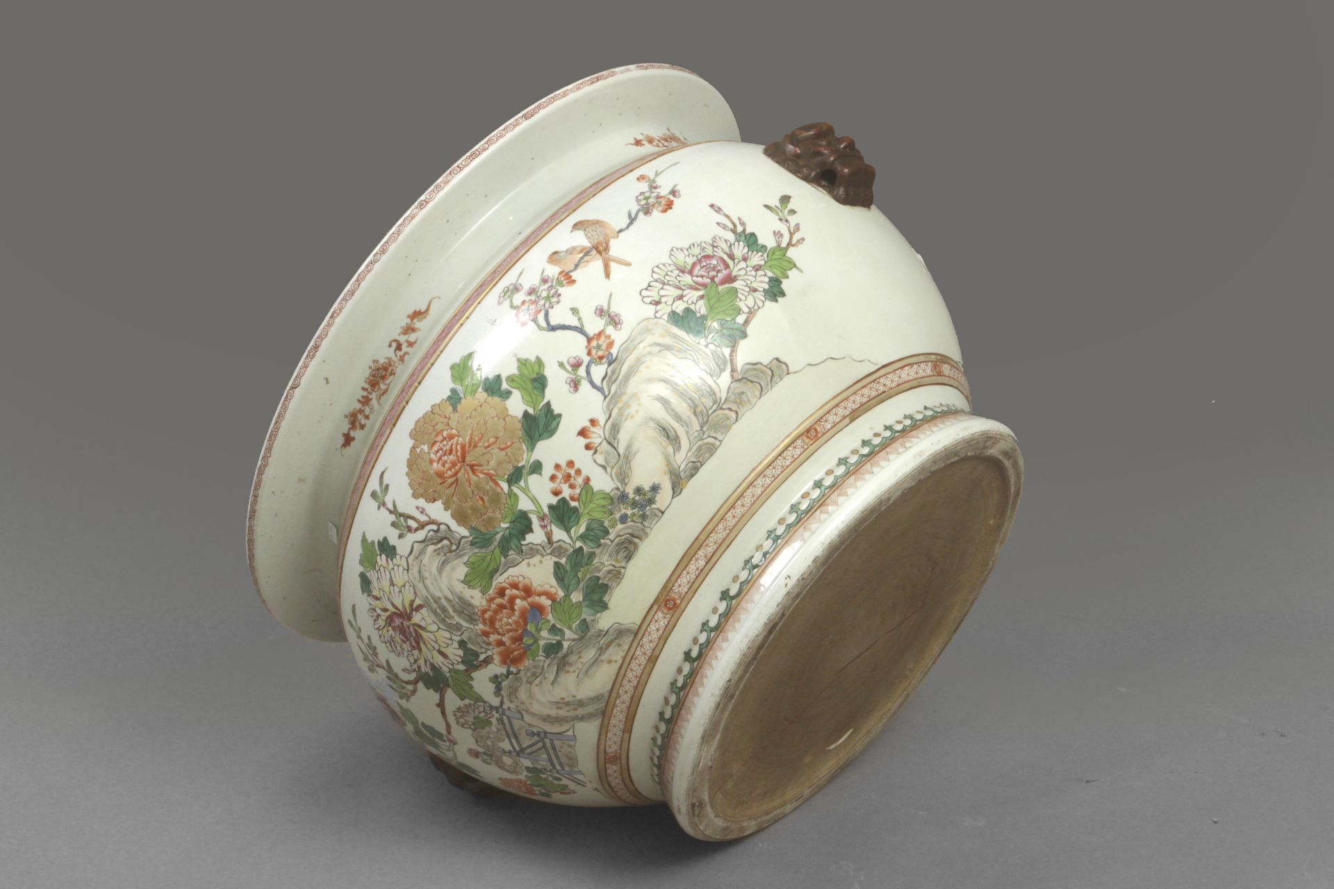 A 19th century Chinese cachepot in Famille Rose porcelain - Bild 4 aus 4