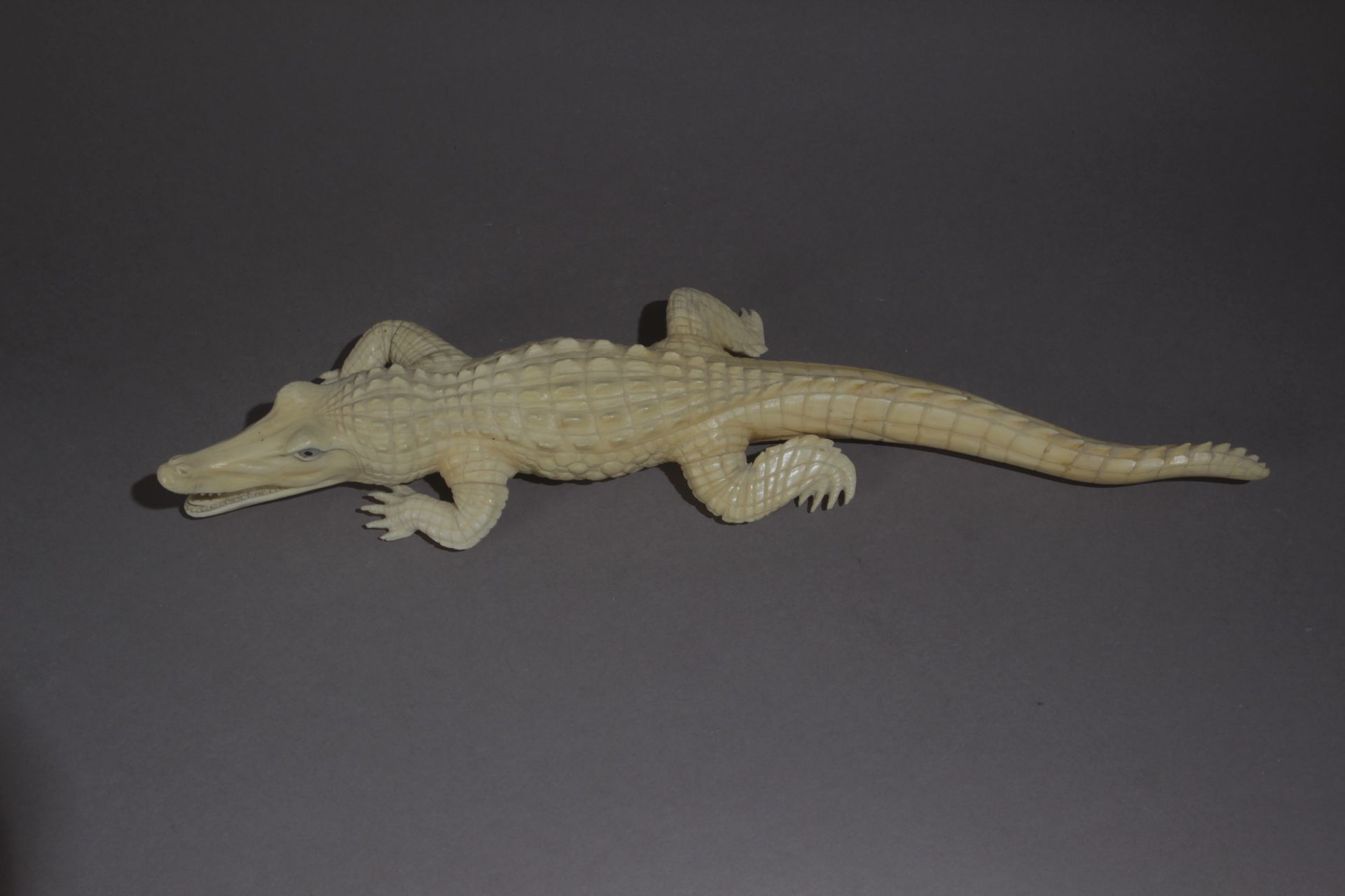 A first third of 20th century sculpture of a crocodile in carved ivory - Bild 3 aus 5