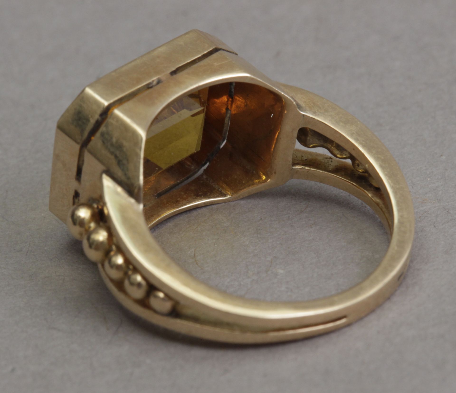 A first half of 20th century ring with a synthetic corundum and an 18k. yellow gold setting - Bild 4 aus 4